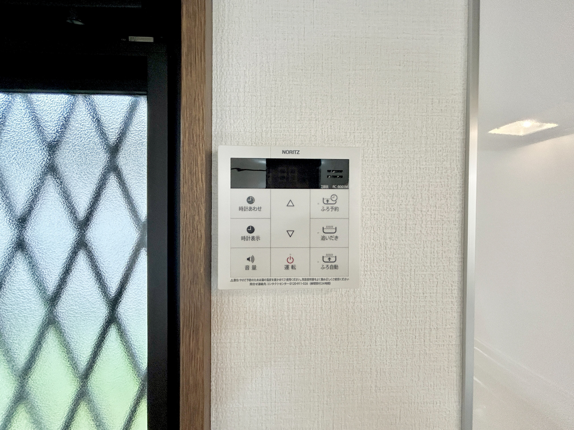 伊勢崎市連取町　中古物件の発電・温水設備|キッチンについている給湯リモコン。ここからお風呂のお湯を入れられるので、忙しい夕飯時がちょっぴり楽になりますね♪