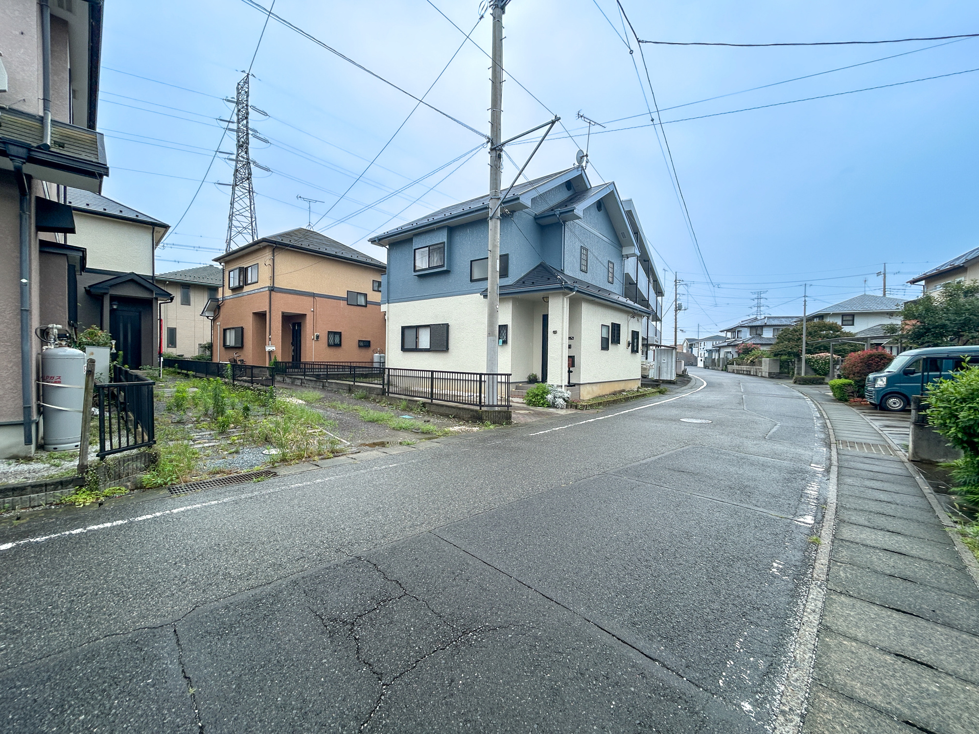伊勢崎市連取町　中古物件の前面道路含む現地写真|閑静な住宅地で子育て家族にピッタリ。毎日のお散歩も快適な緑に恵まれたエリアで、自然に包まれた穏やかな暮らしを実現するための、ゆとりある住環境が整っています。

