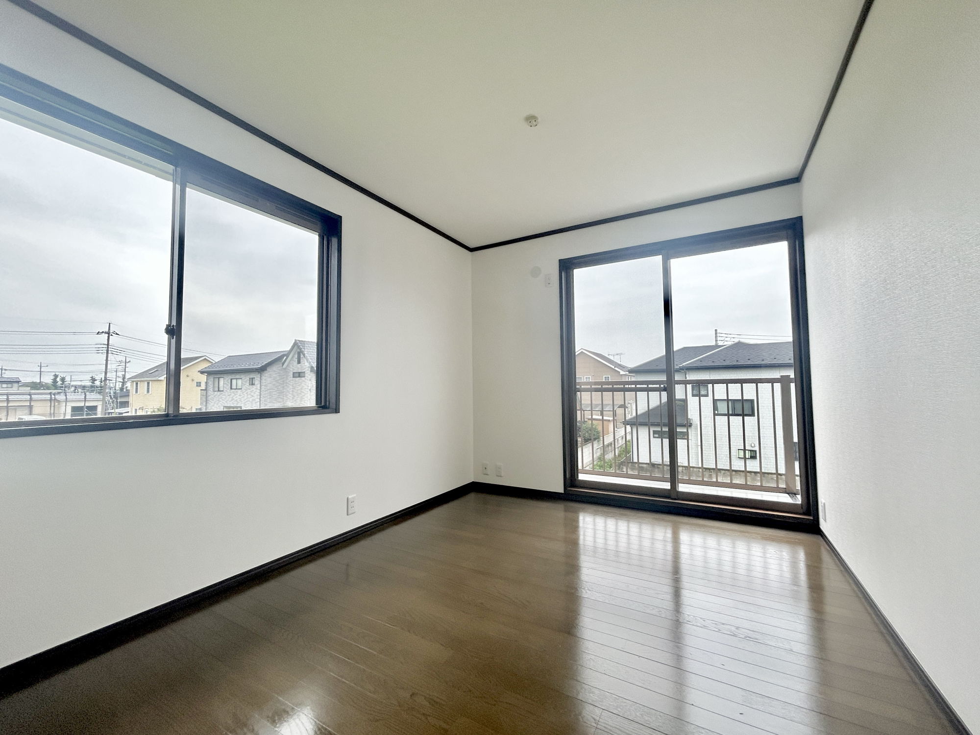 伊勢崎市西久保町1期　中古住宅の寝室|木目のフローリングが暖かみのある室内に。明るい寝室で心地のいい朝を迎えられそう♪