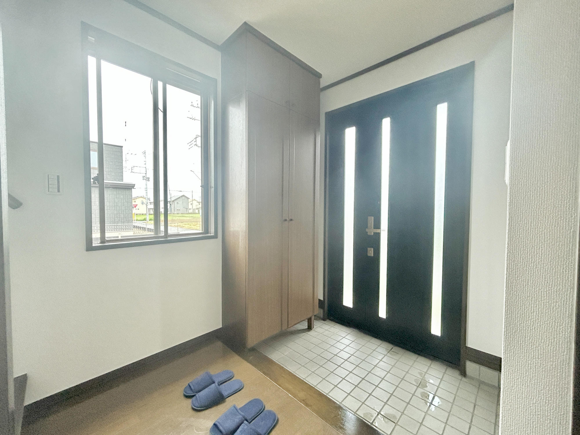 伊勢崎市西久保町1期　中古住宅の内装|"住まう人も来客も入った時にワクワクさせてくれるオシャレな玄関♪
収納もたっぷりあるので、靴がたくさんあっても安心！
気持ちの良い朝は、毎日ここからスタートしていきます♪"