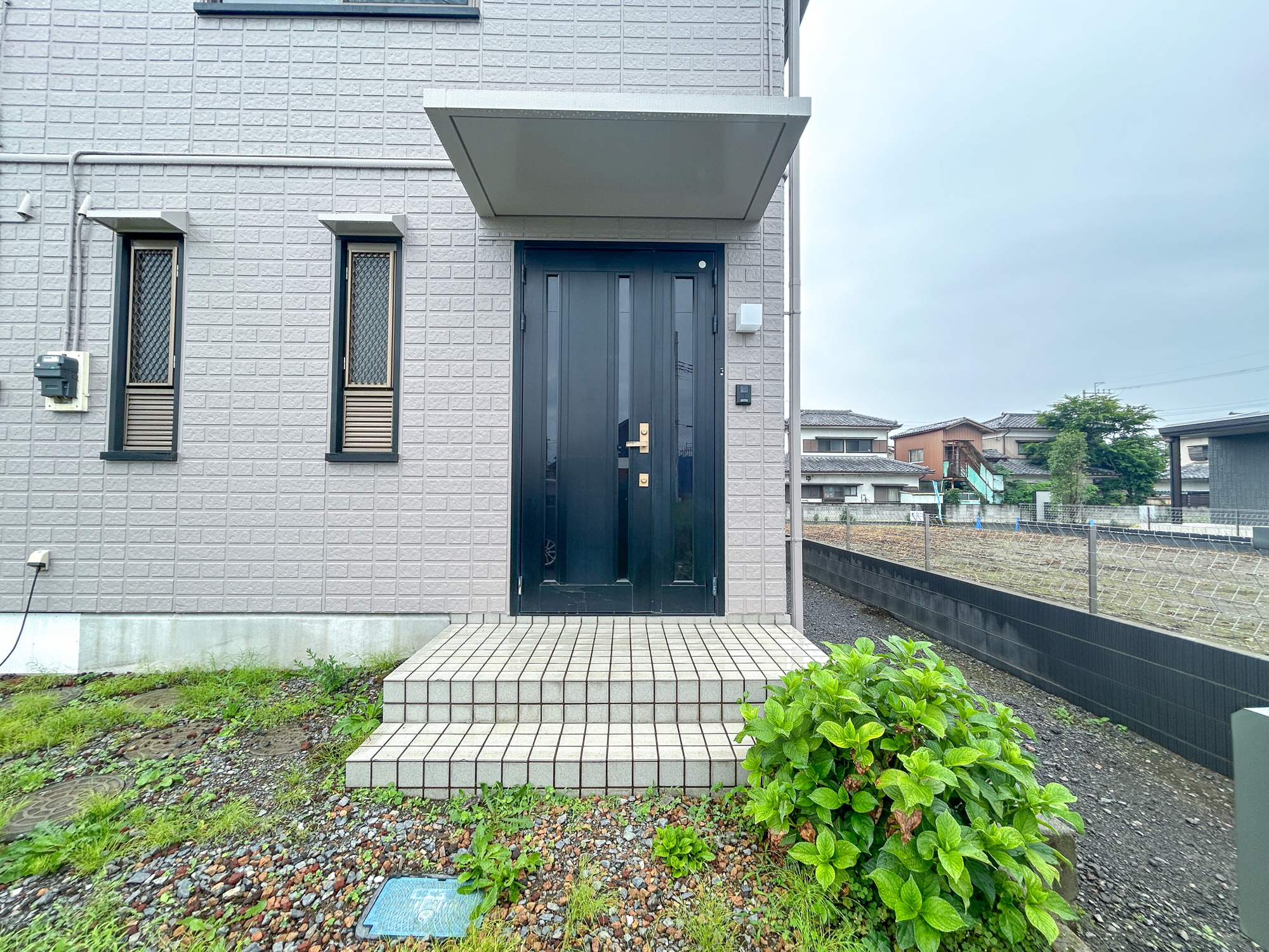 伊勢崎市西久保町1期　中古住宅の玄関|明るく優しいイメージの玄関アプローチ。玄関上は屋根があるので雨の心配いらず♪