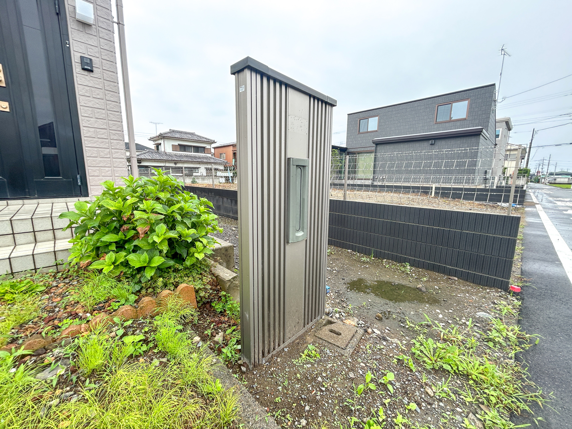 伊勢崎市西久保町1期　中古住宅の設備|玄関わきに設置された郵便ポスト。玄関近くで取り出しにお庭まで行かずとも取れますね。