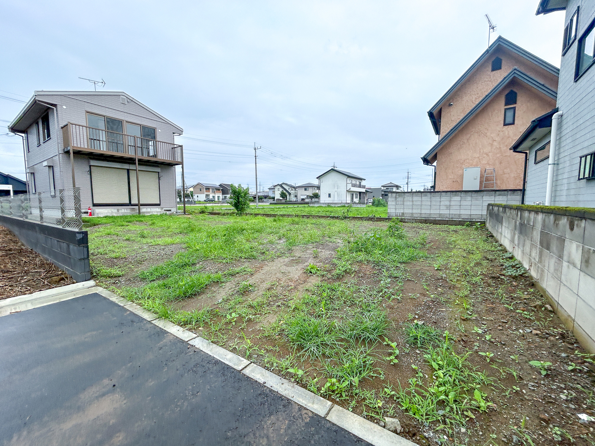 伊勢崎市西久保町1期　中古住宅の駐車場|充分な駐車スペースはアレンジが出来る程のスペースがあります。お庭として利用も良しです♪