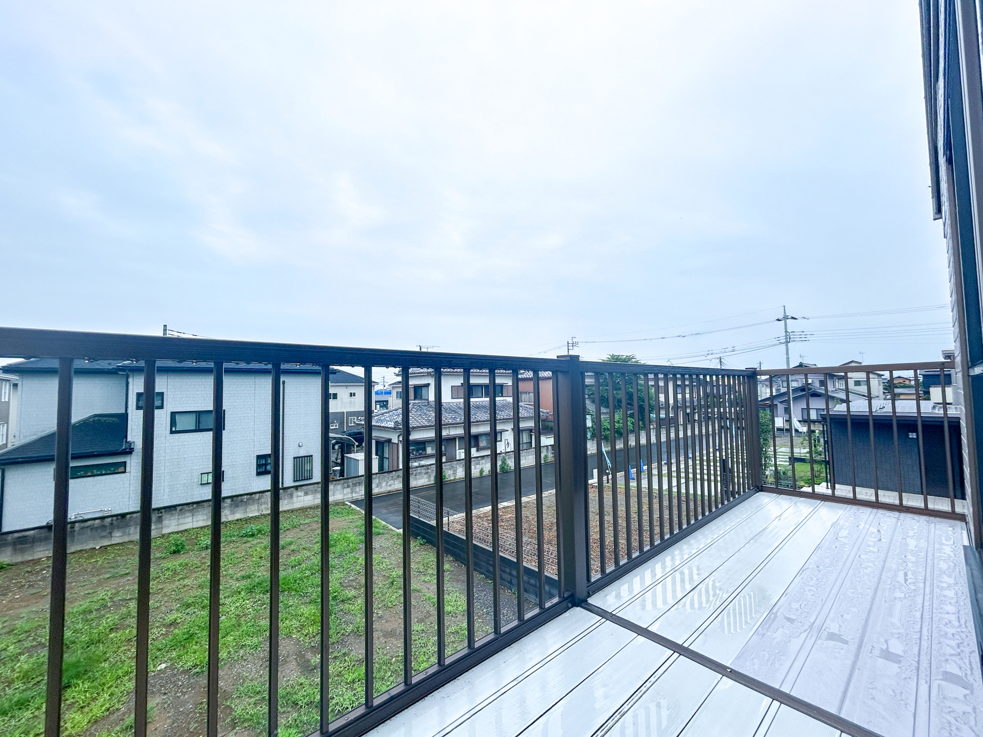 伊勢崎市西久保町1期　中古住宅のバルコニー|開放的なバルコニーは見晴らしもよく、太陽の温かな温もりをめいっぱい受け止めてくれます。太陽の光と爽やかな風を受けたお洗濯物はあっという間に乾き、取りこむ時には太陽の匂いを感じられそうですね。