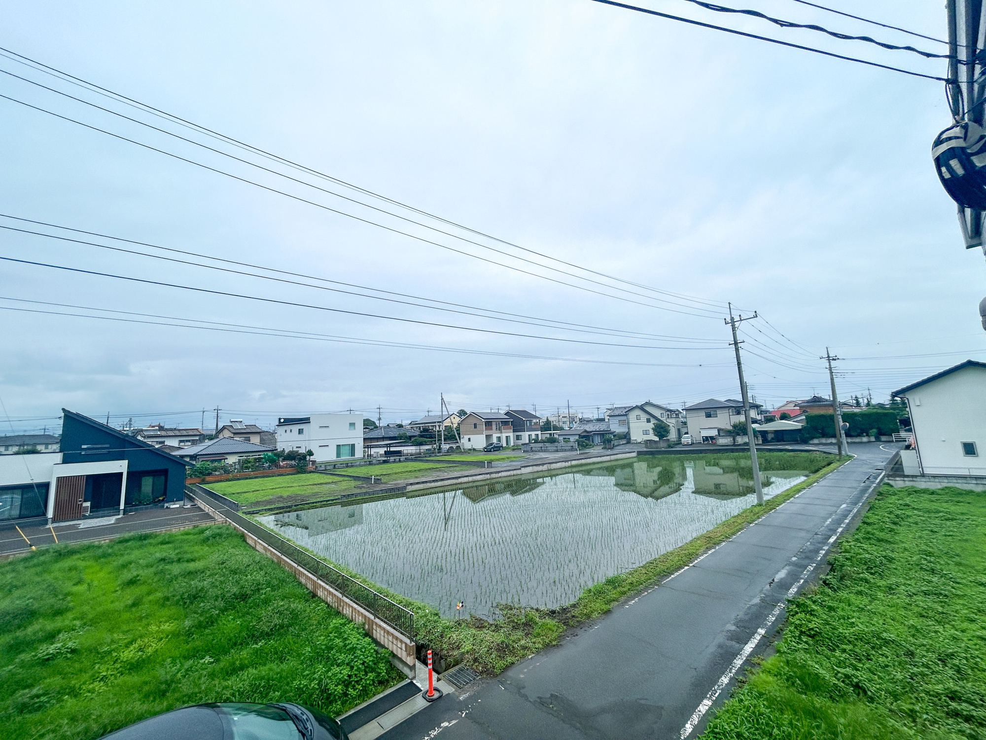 伊勢崎市西久保町1期　中古住宅の展望|閑静な住宅地で子育て家族にピッタリ。毎日のお散歩も快適な緑に恵まれたエリアで、自然に包まれた穏やかな暮らしを実現するための、ゆとりある住環境が整っています。緑の潤いを感じながらホッと生活できそう。
