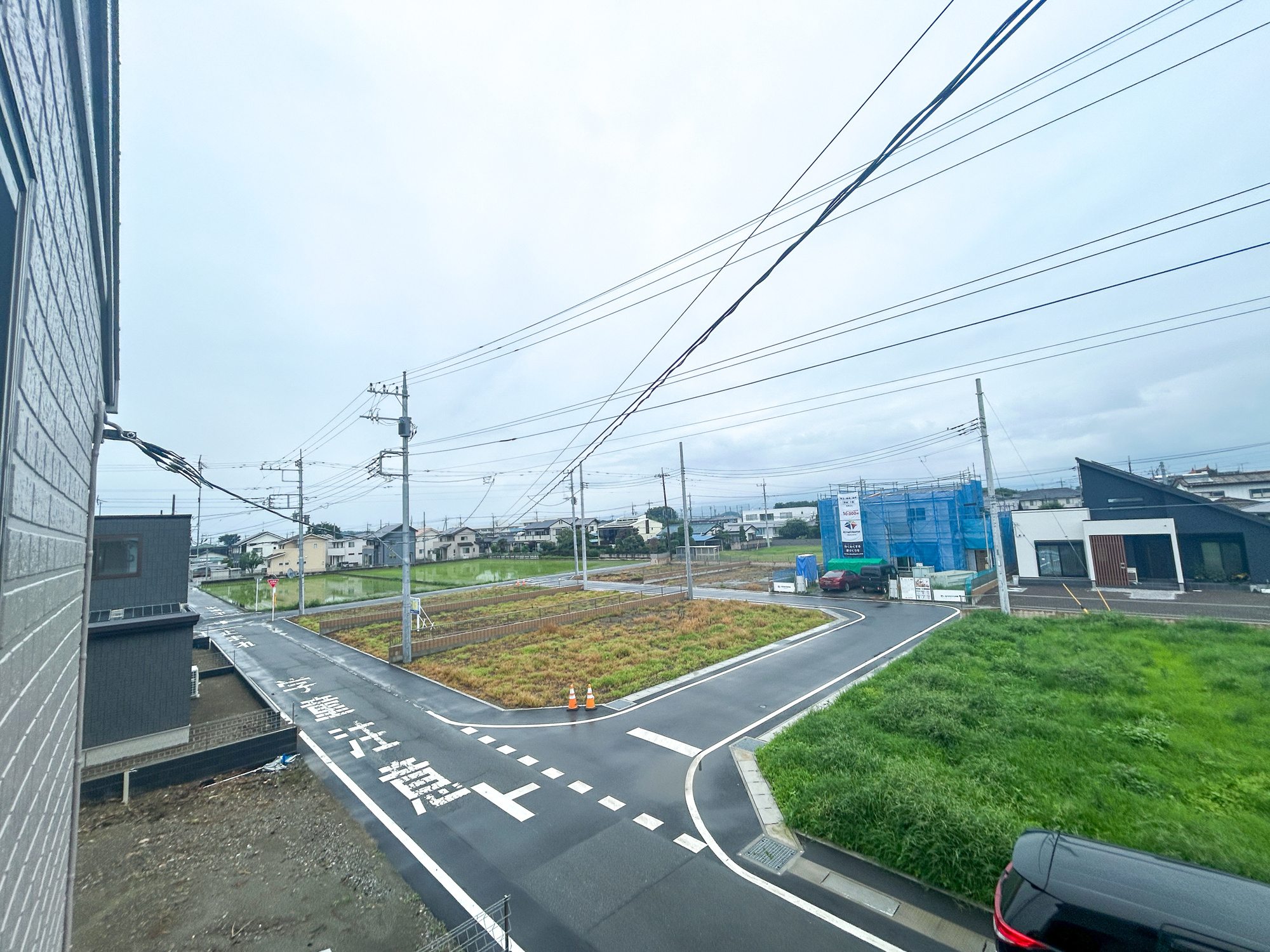 伊勢崎市西久保町1期　中古住宅の展望|低層の一戸建てを中心とした街並みが整然と続き、周辺は高い建物が建っていないので、採光や開放性に恵まれ、空が広く緑の多い閑静な趣を感じる環境です。