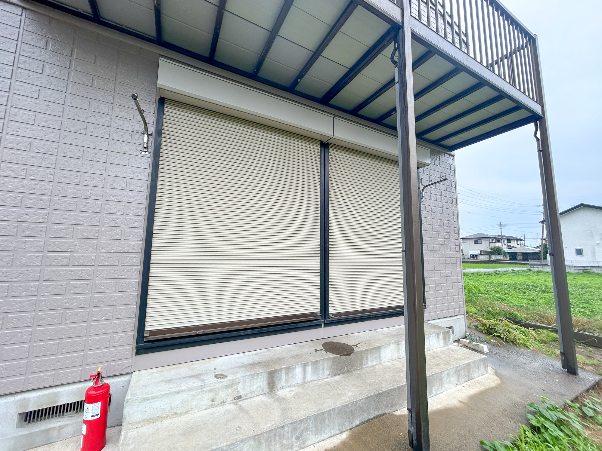 伊勢崎市西久保町1期　中古住宅の防犯設備|防風、防犯、防音、断熱と様々な効果を発揮するシャッター付きです♪		