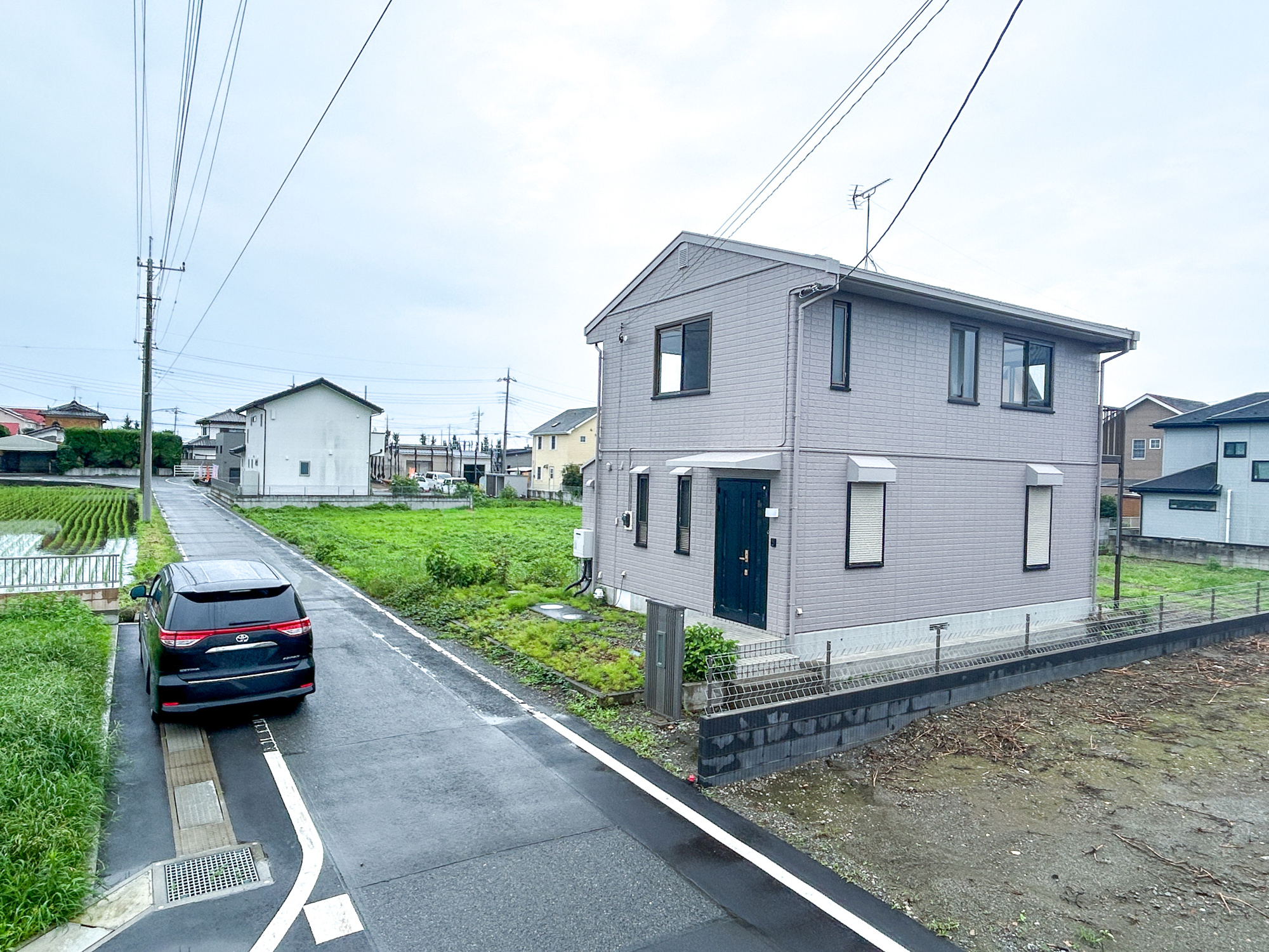 伊勢崎市西久保町1期　中古住宅の前面道路含む現地写真|閑静な住宅地で子育て家族にピッタリ。毎日のお散歩も快適な緑に恵まれたエリアで、自然に包まれた穏やかな暮らしを実現するための、ゆとりある住環境が整っています。

