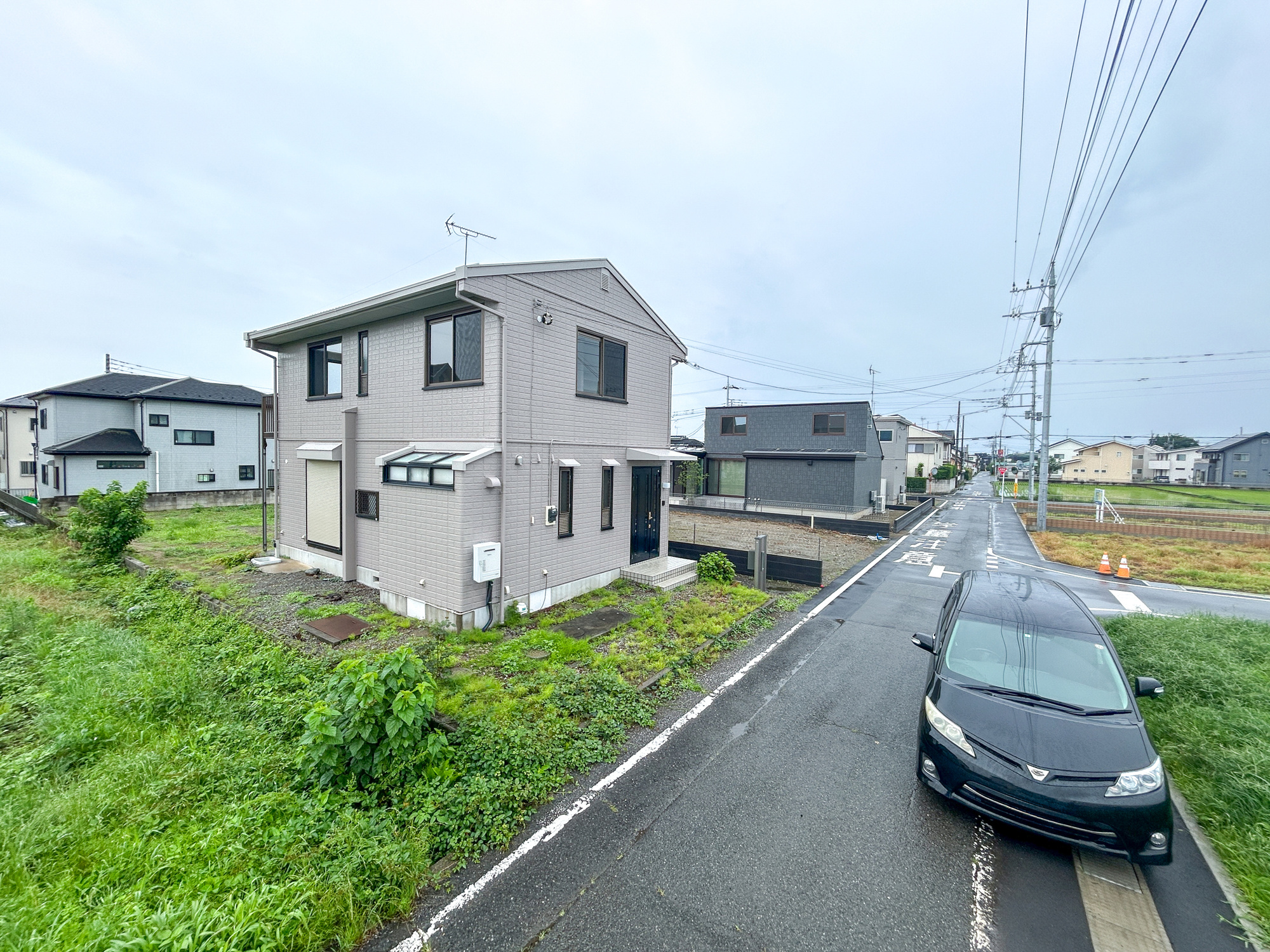 伊勢崎市西久保町1期　中古住宅の前面道路含む現地写真|低層の一戸建てを中心とした街並みが整然と続き、周辺は高い建物が建っていないので、採光や開放性に恵まれ、空が広く緑の多い閑静な趣を感じる環境です。


