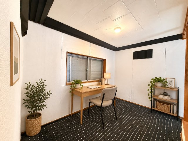 東住吉区住道矢田８丁目の洋室|リビング横の居室として使いやすく、広がりを感じられる間取りです。生活スタイルに合わせて柔軟に活用でき