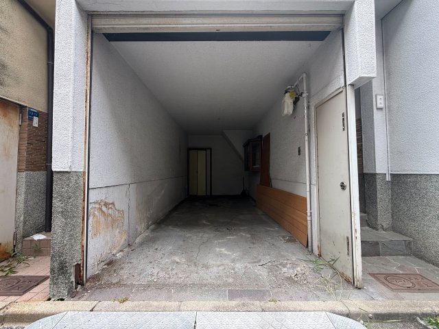 東住吉区住道矢田８丁目の駐車場|建物1階部分の車庫スペース。幅約2.4ｍ、奥行き約5.3ｍ、高さ約2.4ｍ、自転車置き場としても活用