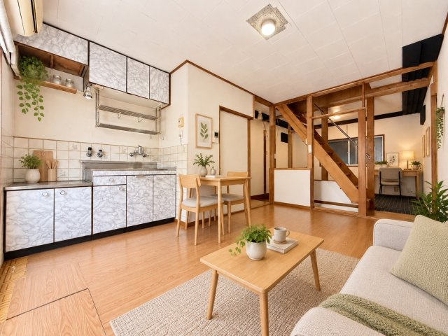 東住吉区住道矢田８丁目の居間・リビング|キッチンと居室がつながる使いやすいLDK。木目調の床が室内にあたたかみを感じさせます♪※本画像はCG