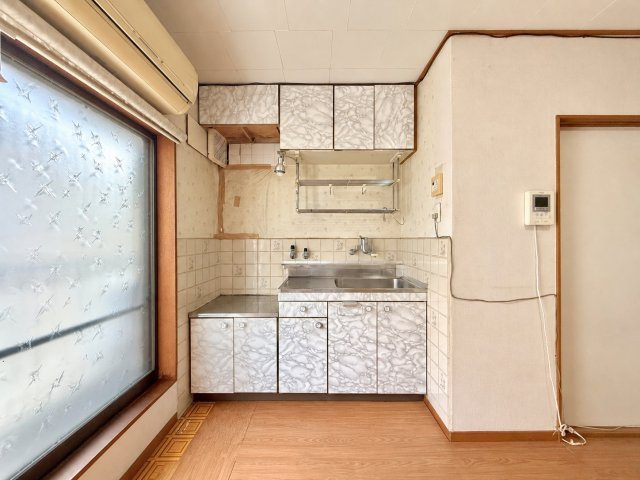 東住吉区住道矢田８丁目のキッチン|窓付きのキッチンで、調理中の換気もしやすいです。収納棚もあり、日用品を整理しやすいシステムキッチンと
