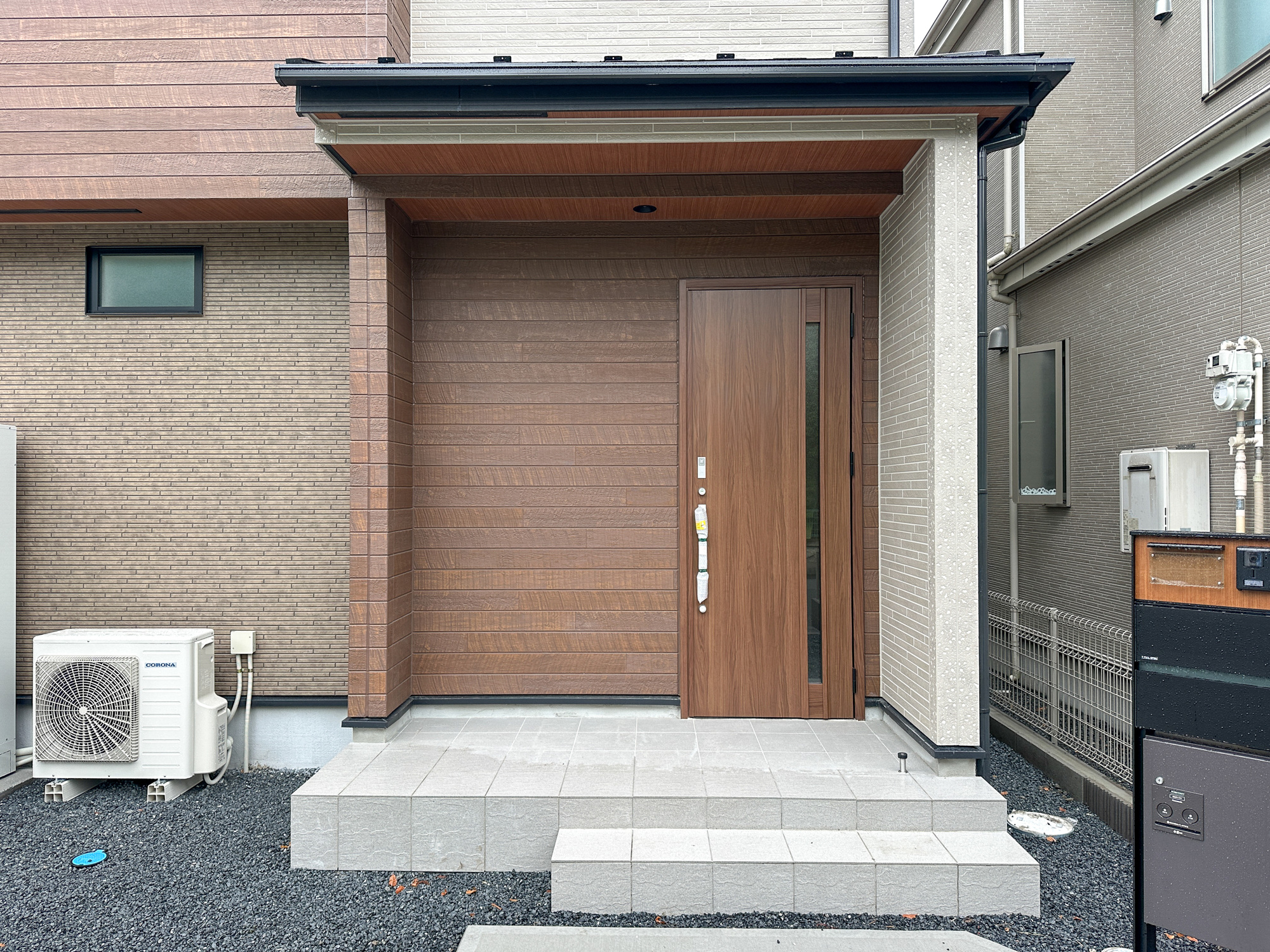 宇都宮市西川田町　新築住宅全１棟の玄関|【同社施工例】玄関上は屋根があるので雨の心配いらず♪