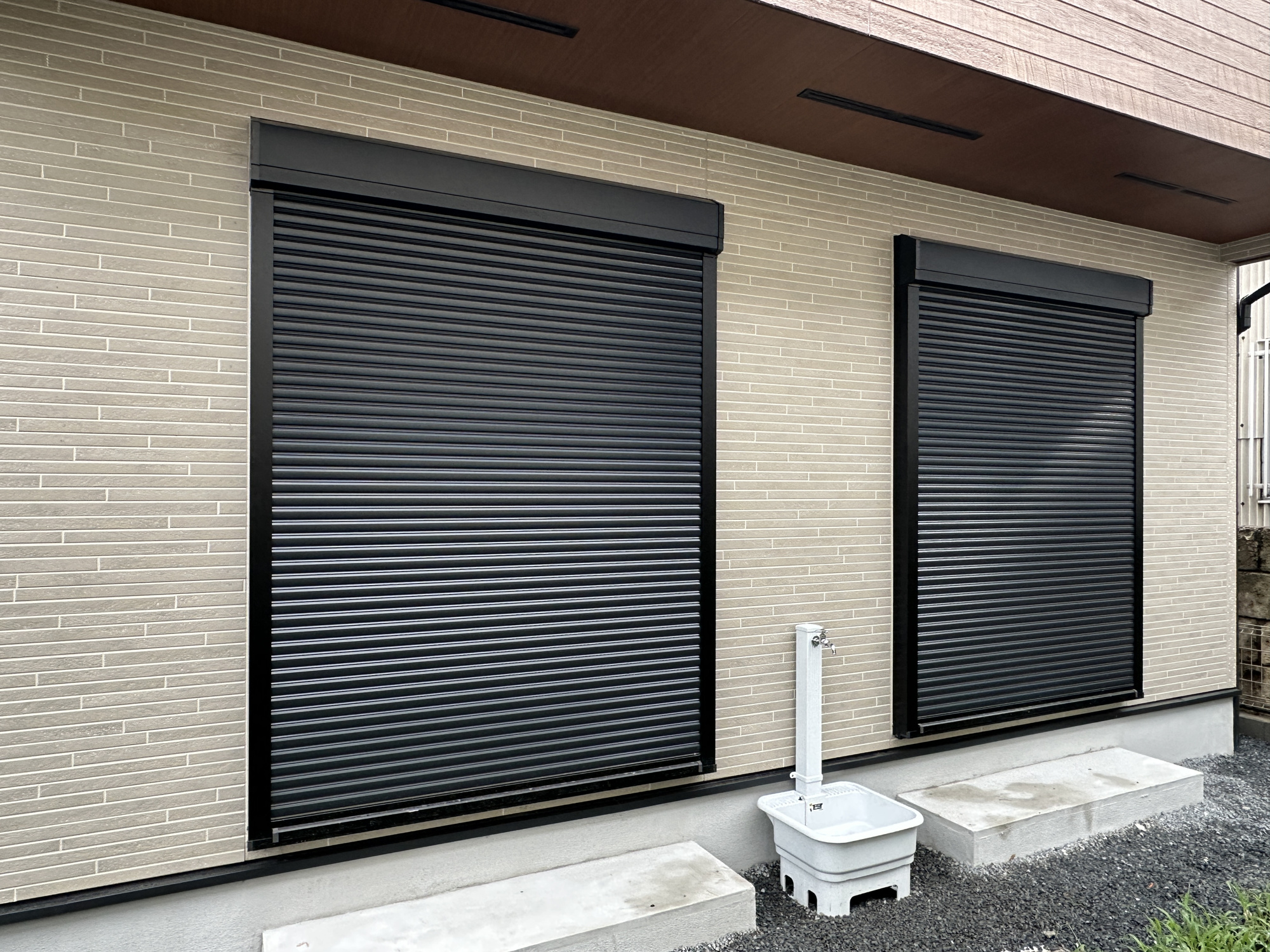 宇都宮市西川田町　新築住宅全１棟の防犯設備|【同社施工例】防風、防犯、防音、断熱と様々な効果を発揮するシャッター付きです♪