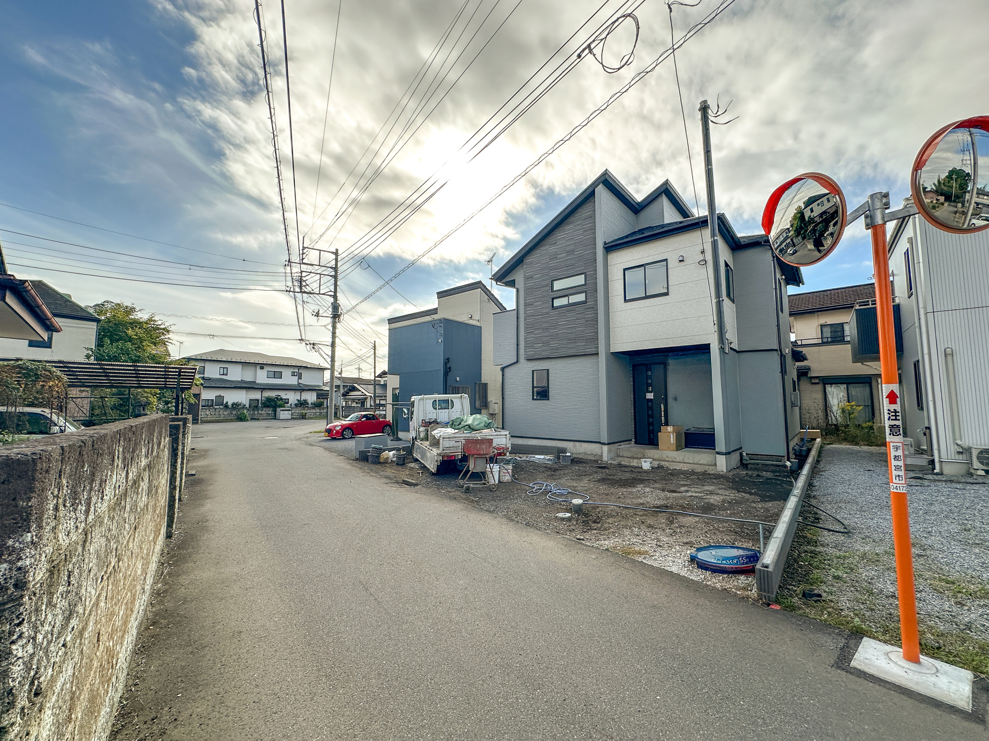 宇都宮市西川田町　新築住宅全１棟の前面道路含む現地写真|閑静な住宅地で子育て家族にピッタリ。毎日のお散歩も快適な緑に恵まれたエリアで、自然に包まれた穏やかな暮らしを実現するための、ゆとりある住環境が整っています。

