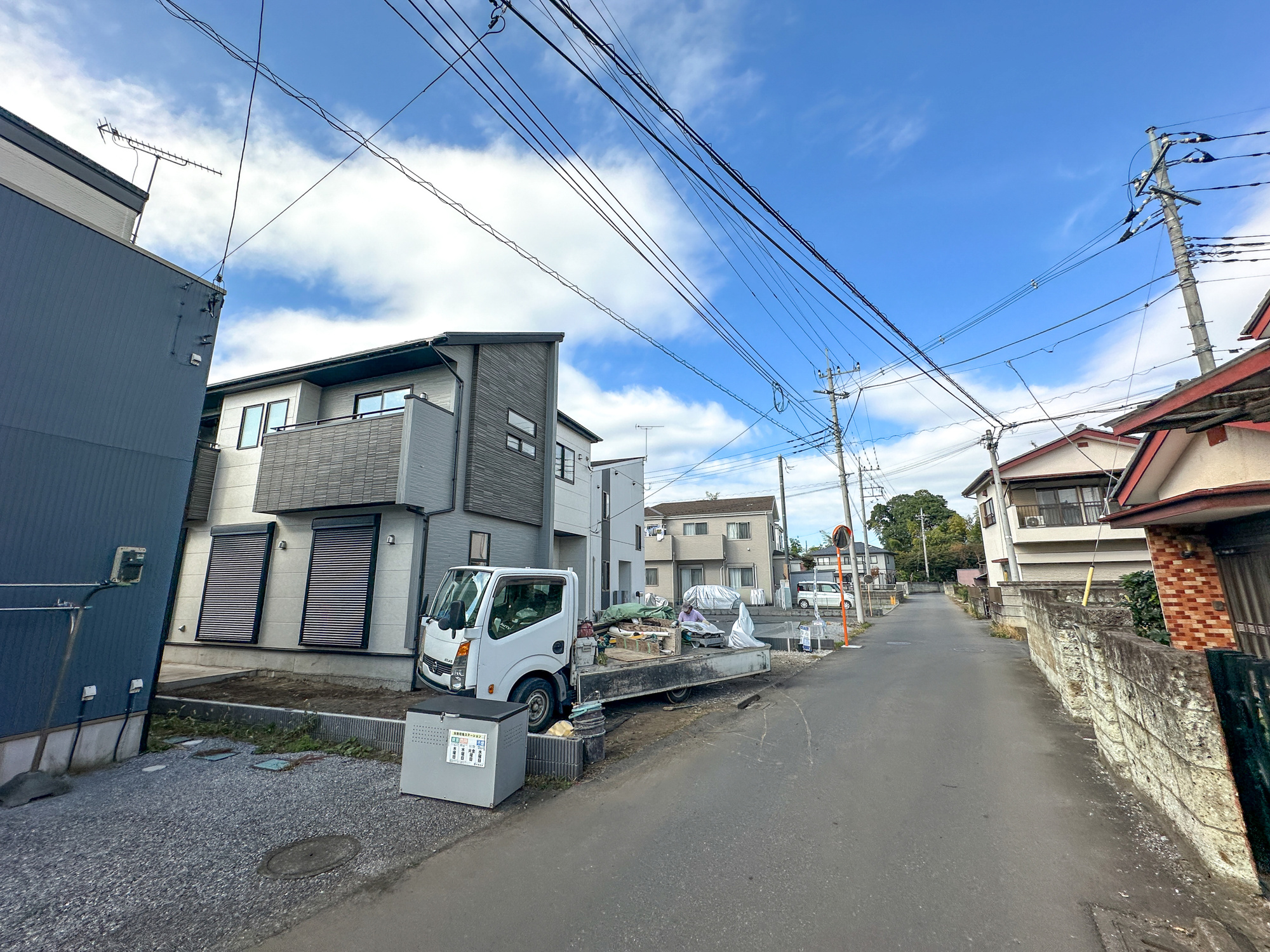 宇都宮市西川田町　新築住宅全１棟の前面道路含む現地写真|低層の一戸建てを中心とした街並みが整然と続き、周辺は高い建物が建っていないので、採光や開放性に恵まれ、空が広く緑の多い閑静な趣を感じる環境です。