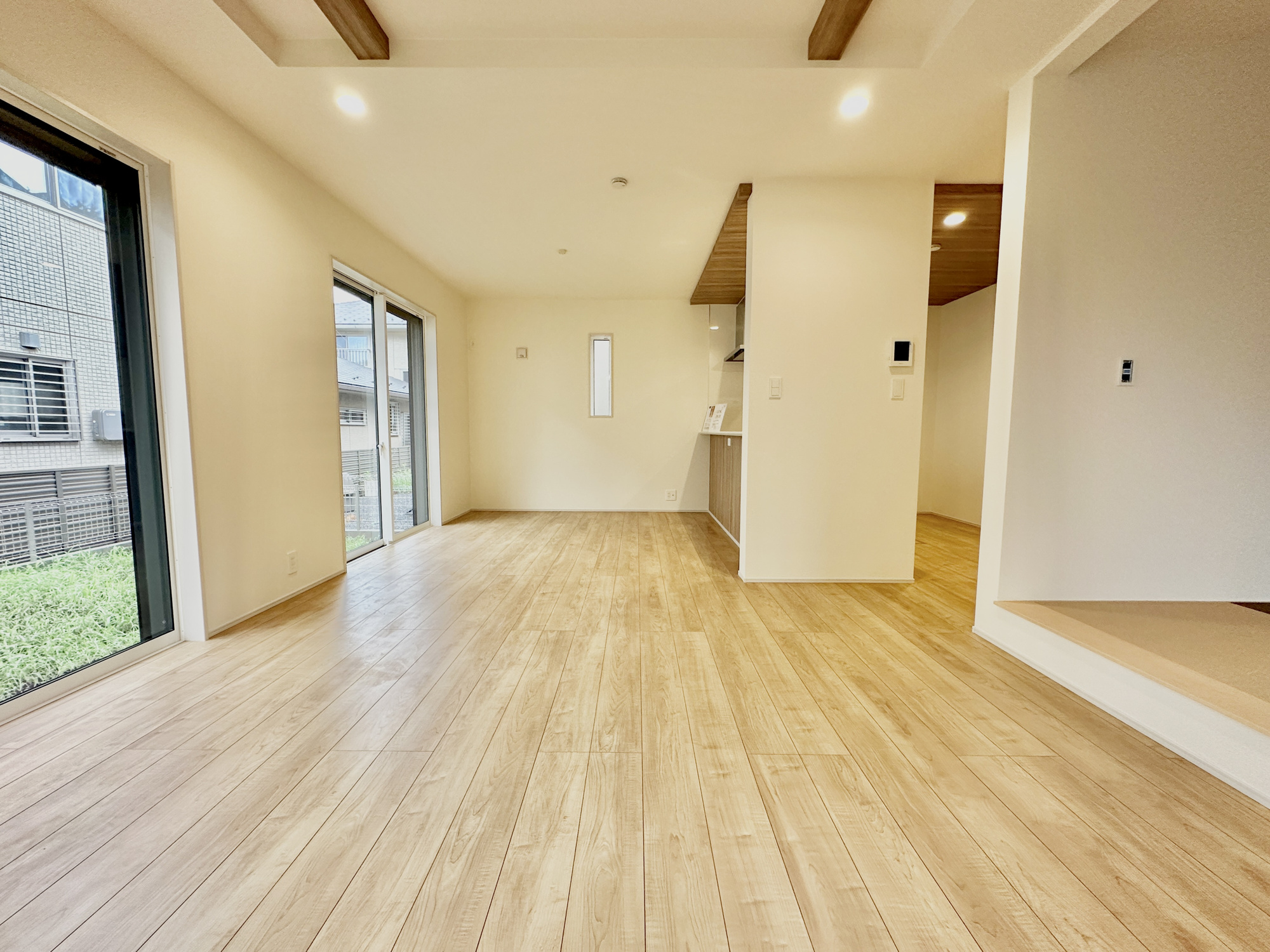 宇都宮市西川田町　新築住宅全１棟の居間・リビング|【同社施工例】室内にいても、たっぷりの陽光と爽やかな風を感じて頂ける、開放感あふれるリビングです。
ご家族と穏やかに過ごす、心地の良い時間が流れます。