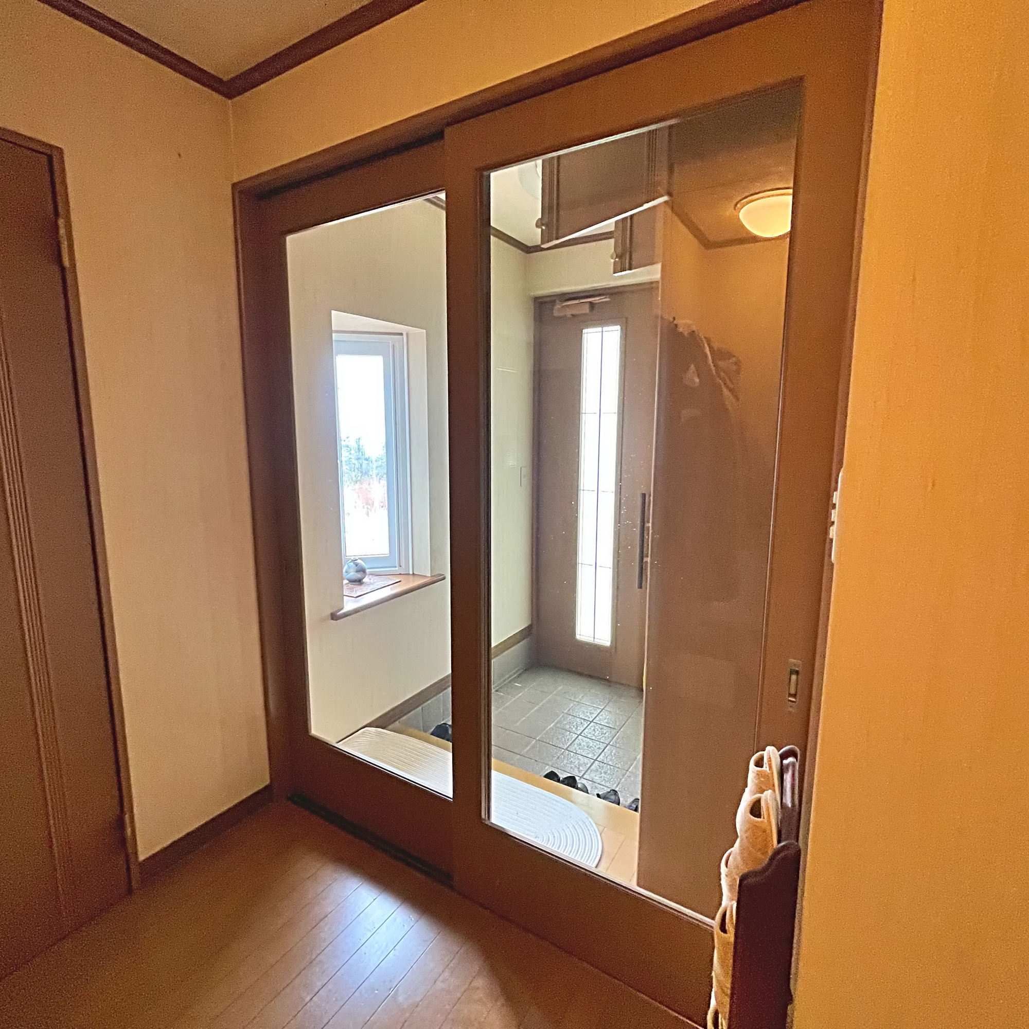 室蘭市絵鞆町2丁目22-16　中古住宅の玄関