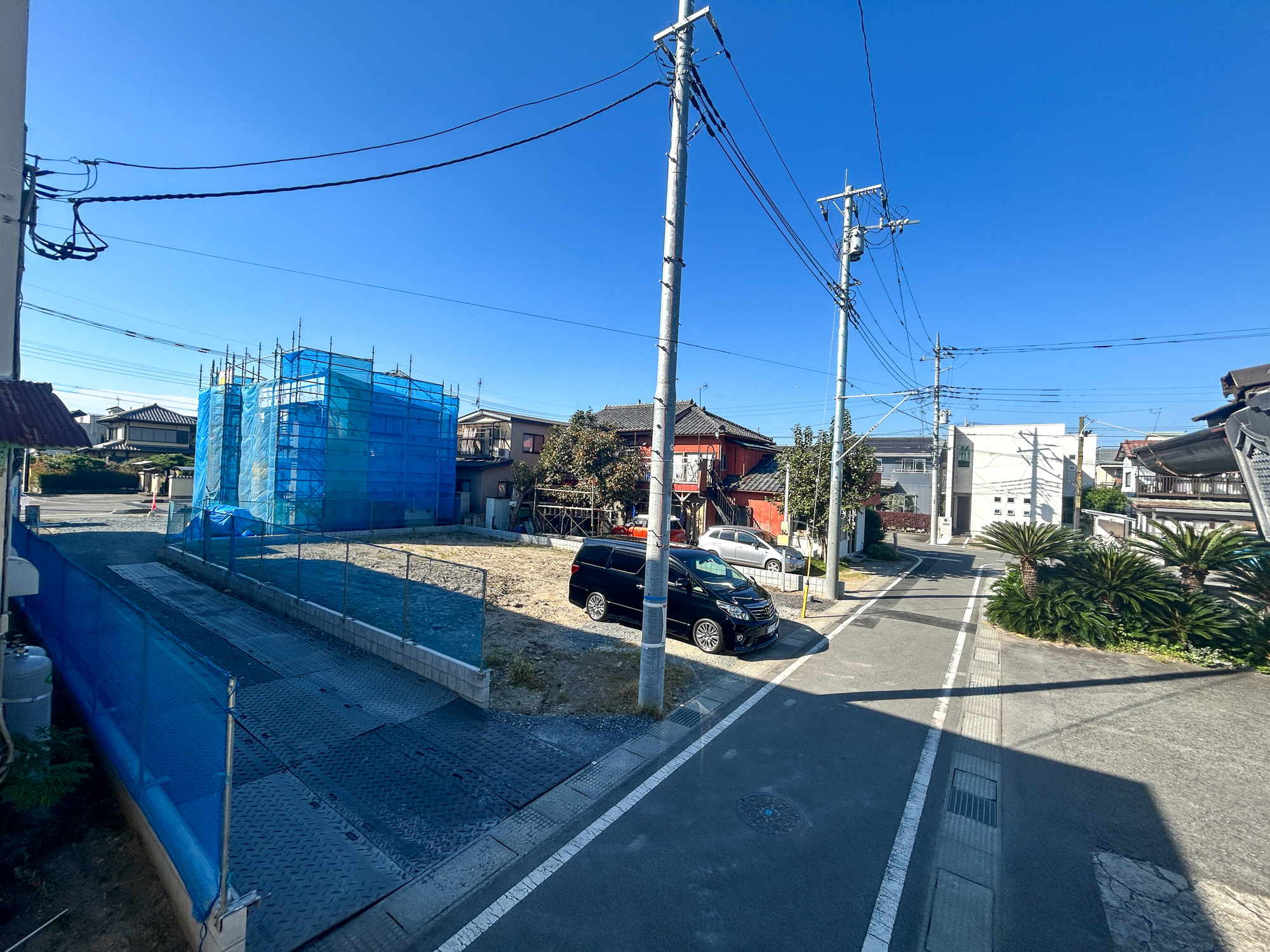 前橋市三俣町1丁目　新築住宅全2棟の前面道路含む現地写真|閑静な住宅地で子育て家族にピッタリ。毎日のお散歩も快適な緑に恵まれたエリアで、自然に包まれた穏やかな暮らしを実現するための、ゆとりある住環境が整っています。

