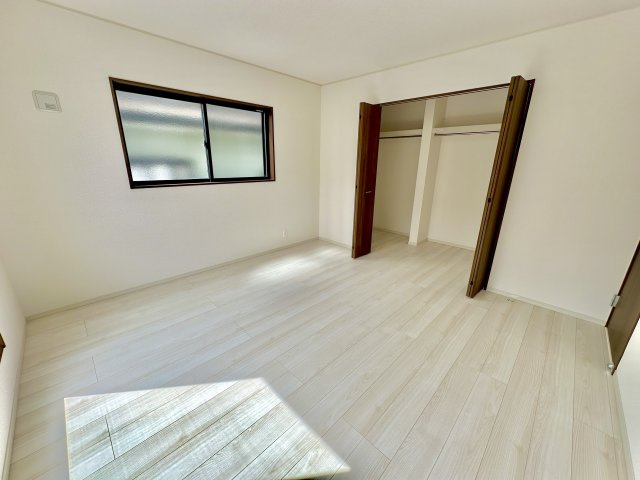 那須塩原市東三島３丁目の新築一戸建の寝室|【同社施工例】木目のフローリングが暖かみのある室内に。明るい寝室で心地のいい朝を迎えられそう。