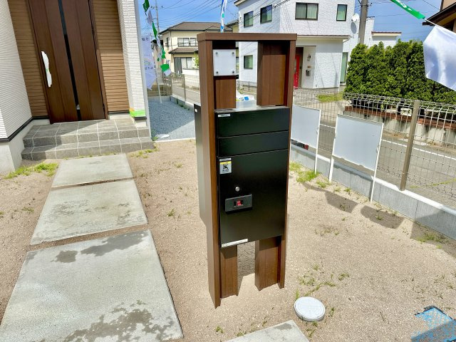 那須塩原市東三島３丁目の新築一戸建の設備|【同社施工例】おしゃれな機能ポールにはポスト、インターフォン、表札設置可能です♪
