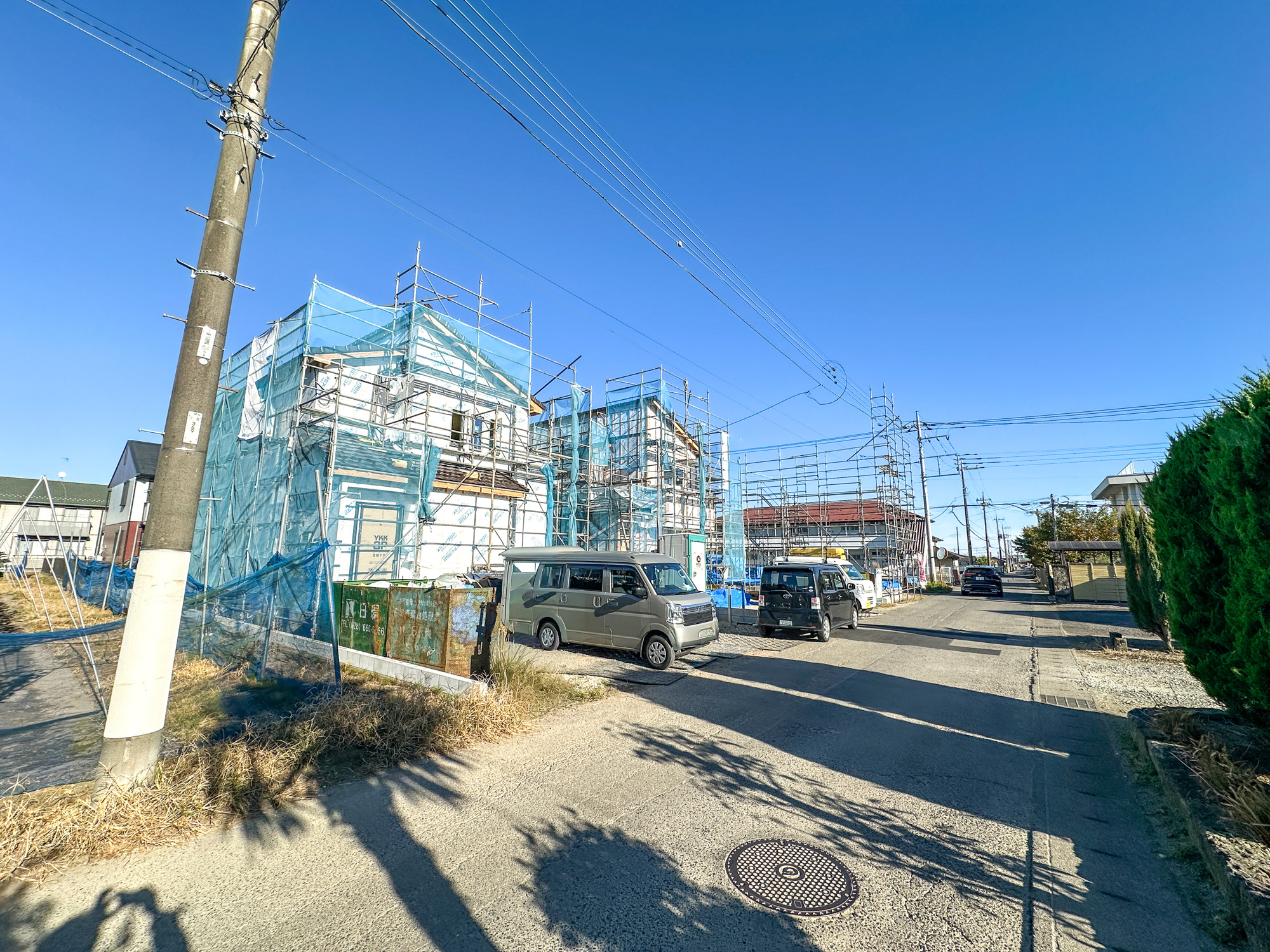 那須塩原市東三島３丁目の新築一戸建の前面道路含む現地写真|閑静な住宅地で子育て家族にピッタリ。毎日のお散歩も快適な緑に恵まれたエリアで、自然に包まれた穏やかな暮らしを実現するための、ゆとりある住環境が整っています。