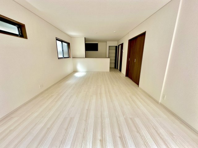 那須塩原市東三島３丁目の新築一戸建の居間・リビング|【同社施工例】オープンな空間を生み出す、広々としたLDK。家族と過ごす時間を大切にしたい方にぴったりの明るくゆとりある住空間です。南側の窓からの日差しがリビングの隅々までしっかりと届きます！ 