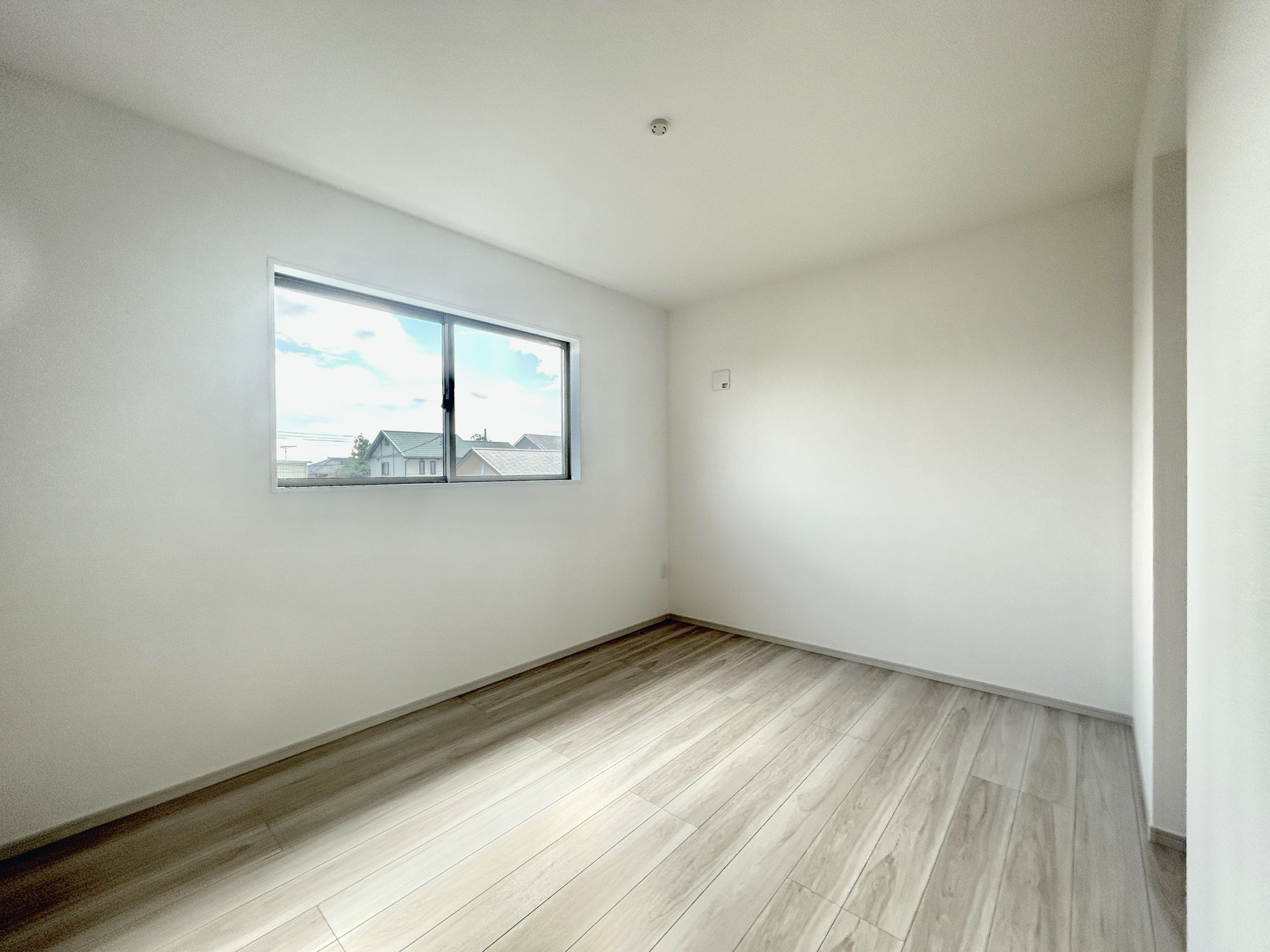 玉村町福島2期　新築住宅全4棟の子供部屋|家族一人ひとりの大切なプライベート空間。趣味に合わせて使って頂けるようシンプルに仕上げてあります。暮らし心地を大きく左右する収納を、適材適所に配置し使い勝手を考慮しました。