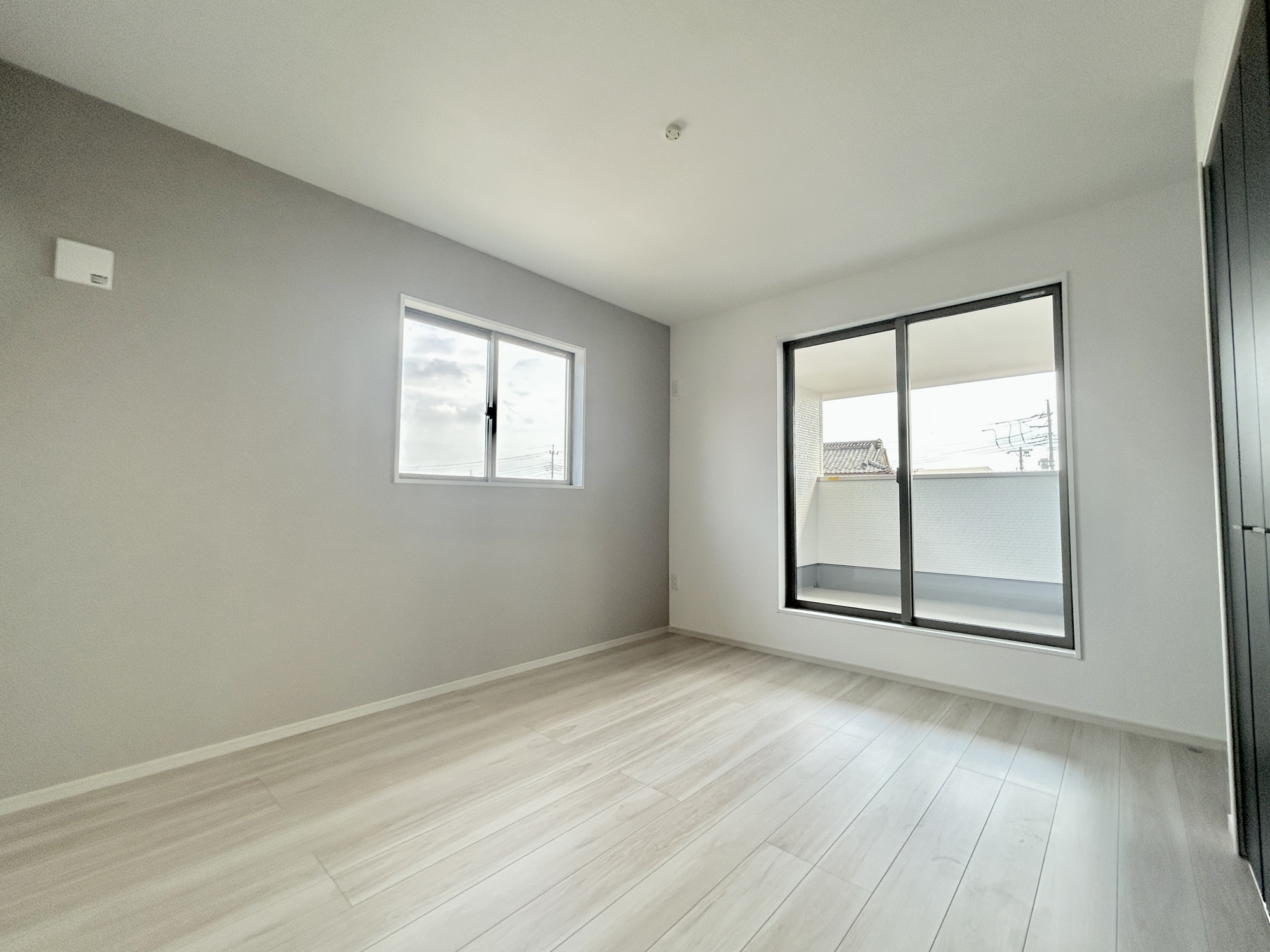 玉村町福島2期　新築住宅全4棟の寝室|大きな窓からたっぷりと陽光が注がれる明るい空間。家族の成長に対応できる永住仕様の間取り。一日の疲れをいやしてくれる主寝室。時を忘れて過ごす場所として過ごせるお部屋。