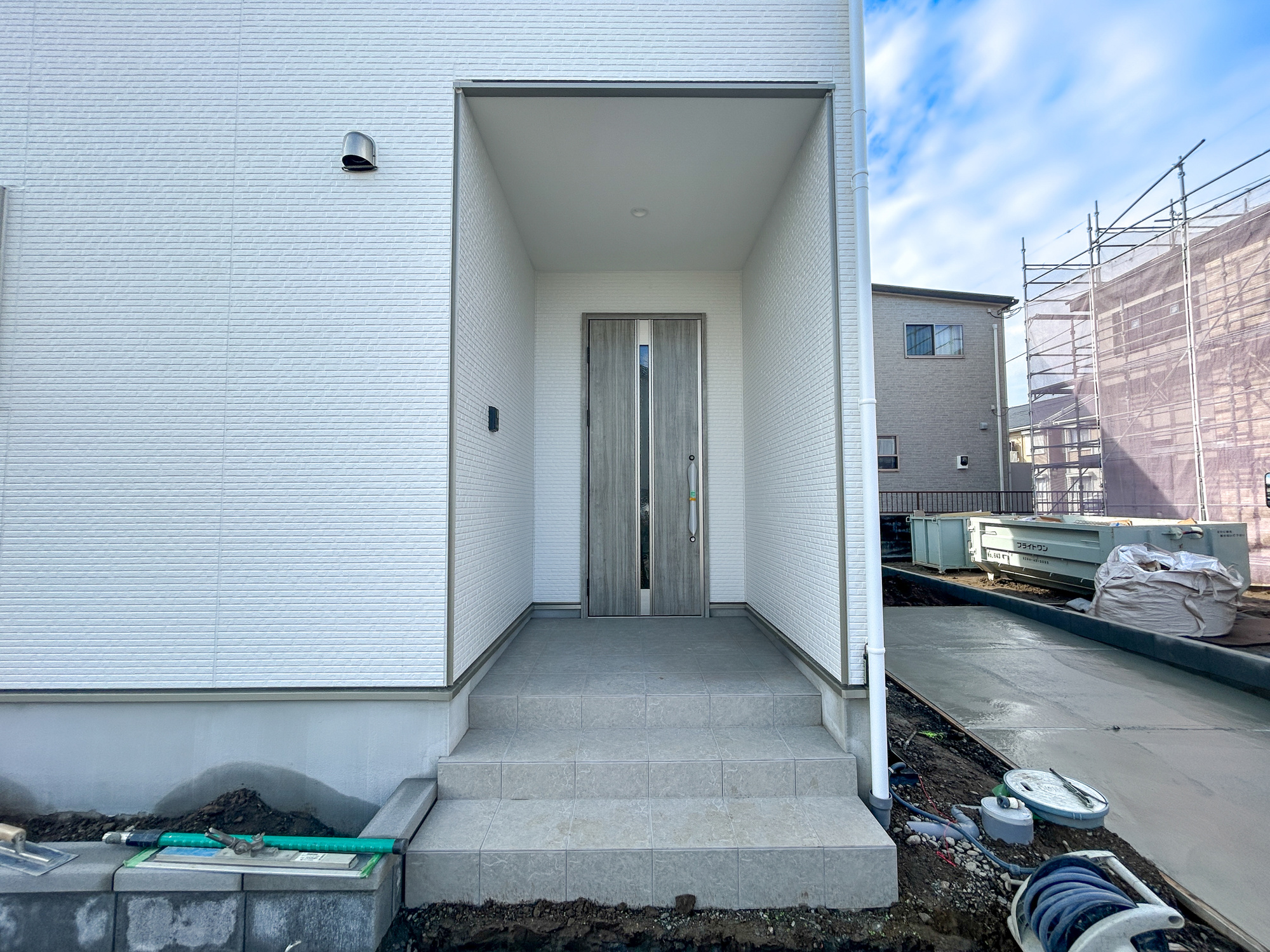 玉村町福島2期　新築住宅全4棟の玄関|玄関上は屋根があるので雨の心配いらず♪