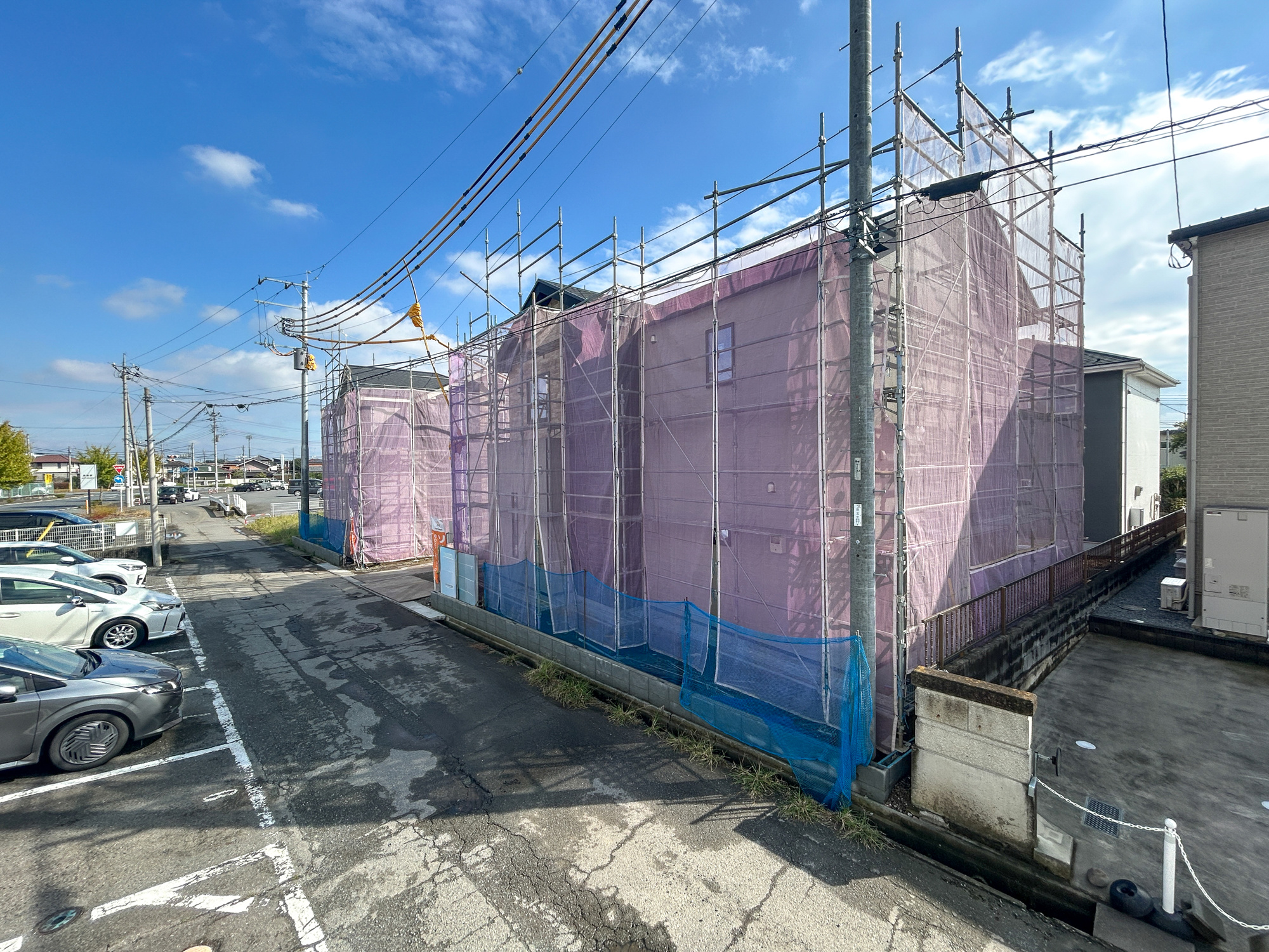 玉村町福島2期　新築住宅全4棟の前面道路含む現地写真|閑静な住宅地で子育て家族にピッタリ。毎日のお散歩も快適な緑に恵まれたエリアで、自然に包まれた穏やかな暮らしを実現するための、ゆとりある住環境が整っています。

