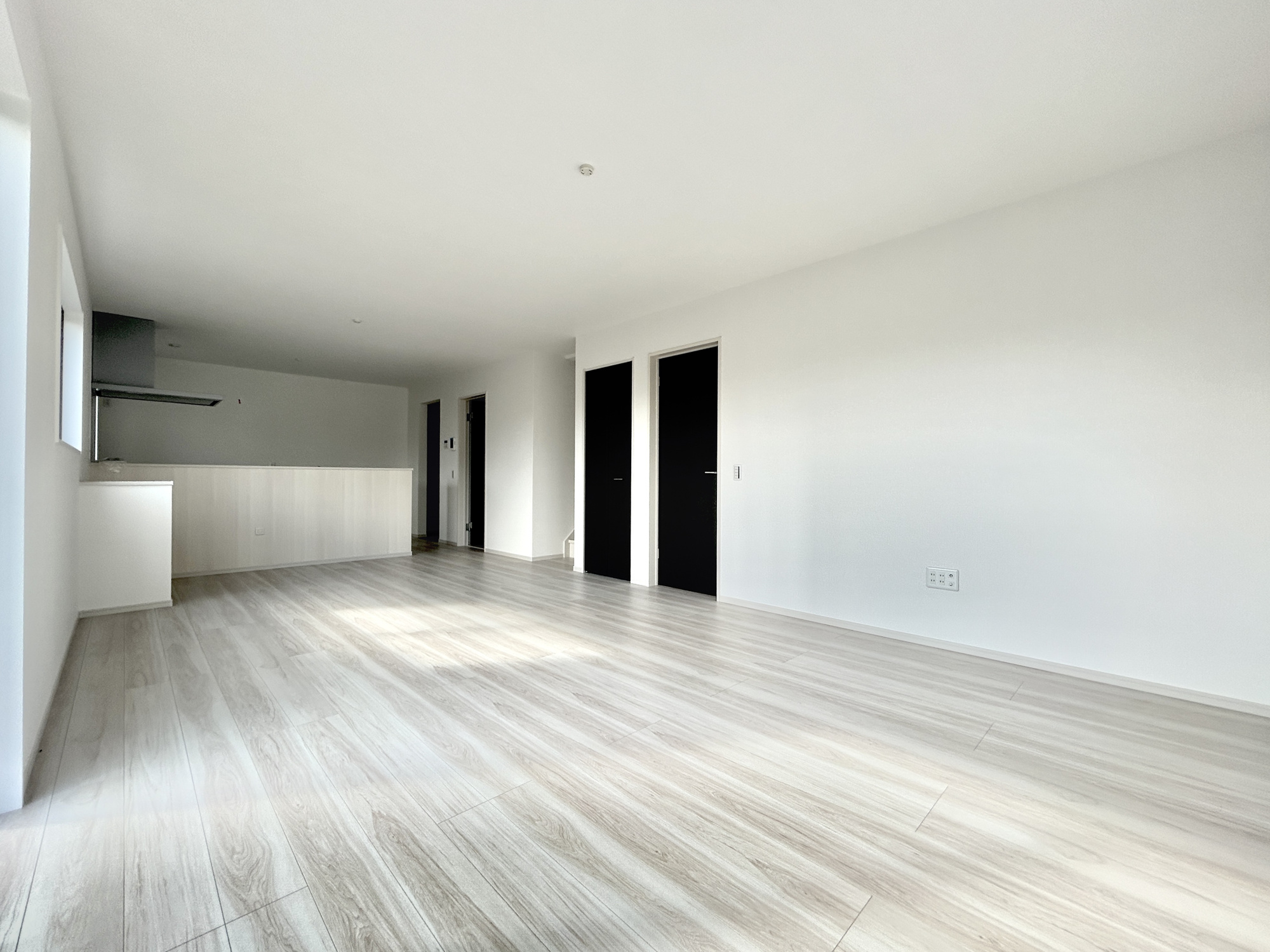 玉村町福島2期　新築住宅全4棟の居間・リビング|オープンな空間を生み出す、こだわりの広がりとゆとり。家族と過ごす時間を大切にしたい方にぴったりの明るくゆとりある住空間です。南側の窓からの日差しがリビングの隅々までしっかりと届きます！ 