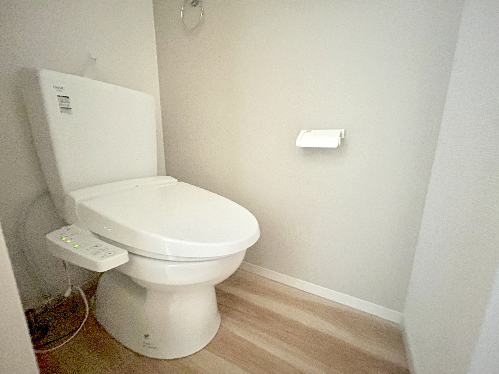 伊勢崎市境1期　新築住宅全1棟のトイレ|節水型でエコなトイレには、今では当たり前の洗浄付き。便座を温める機能もついていて、居心地良くてトイレから出られなくなるかも！換気用に換気扇はもちろん、窓も着いているので常に快適ですね♪