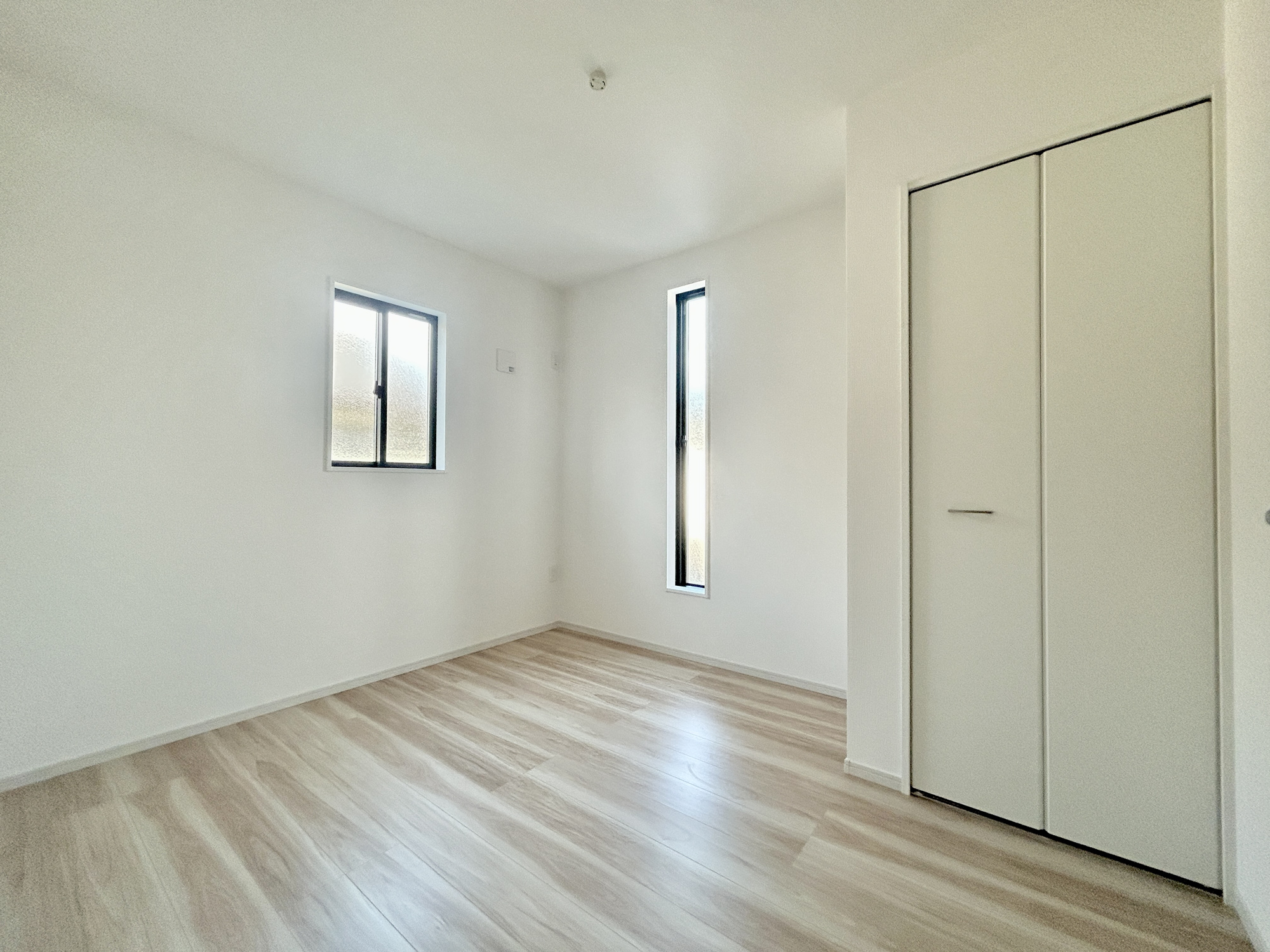 伊勢崎市境1期　新築住宅全1棟の寝室|木目のフローリングが暖かみのある室内に。明るい寝室で心地のいい朝を迎えられそう♪