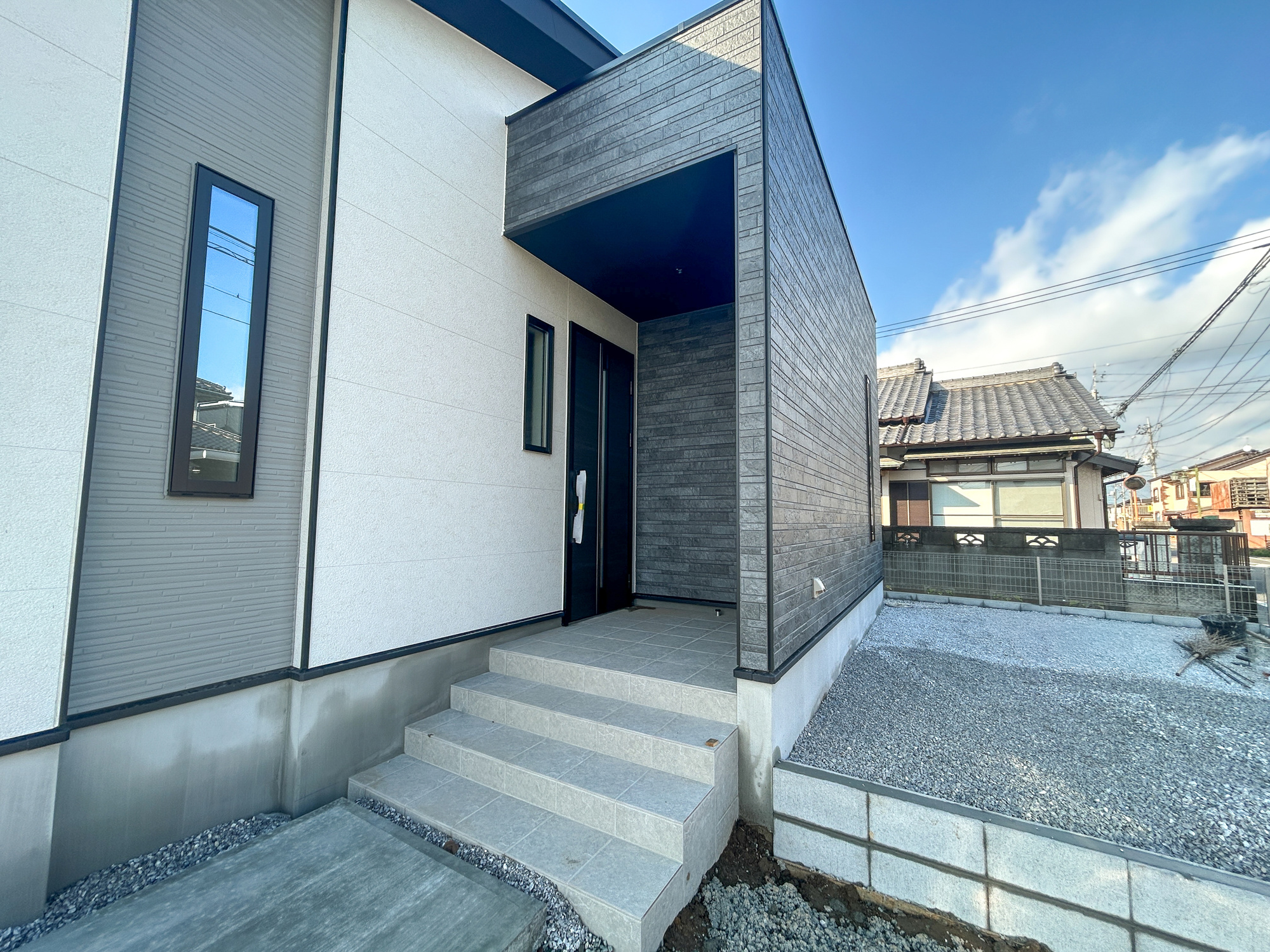 伊勢崎市境1期　新築住宅全1棟の玄関|明るく優しいイメージの玄関アプローチ。玄関上は屋根があるので雨の心配いらず♪