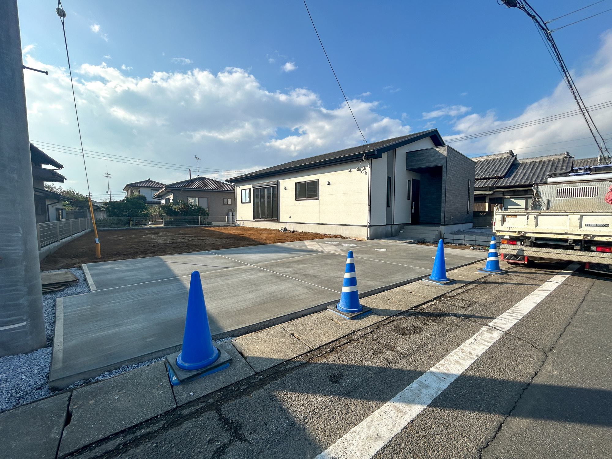 伊勢崎市境1期　新築住宅全1棟の駐車場|車庫土間施工済み、駐車3台可能です(^^♪