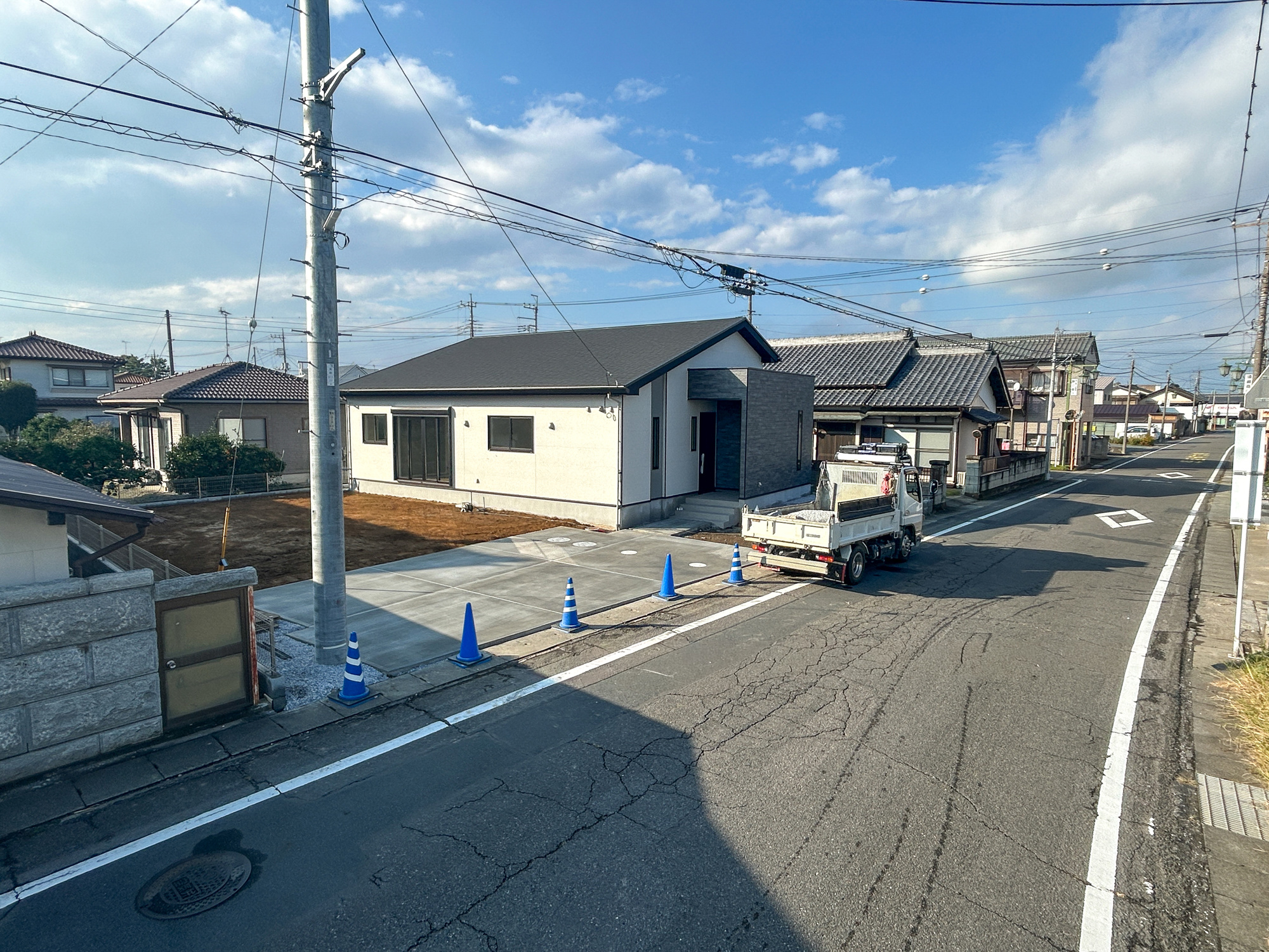 伊勢崎市境1期　新築住宅全1棟の前面道路含む現地写真|閑静な住宅地で子育て家族にピッタリ。毎日のお散歩も快適な緑に恵まれたエリアで、自然に包まれた穏やかな暮らしを実現するための、ゆとりある住環境が整っています。

