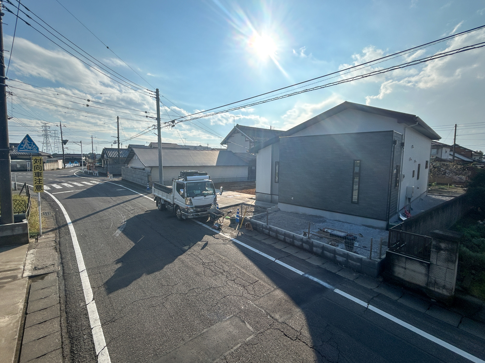 伊勢崎市境1期　新築住宅全1棟の前面道路含む現地写真|低層の一戸建てを中心とした街並みが整然と続き、周辺は高い建物が建っていないので、採光や開放性に恵まれ、空が広く緑の多い閑静な趣を感じる環境です。

