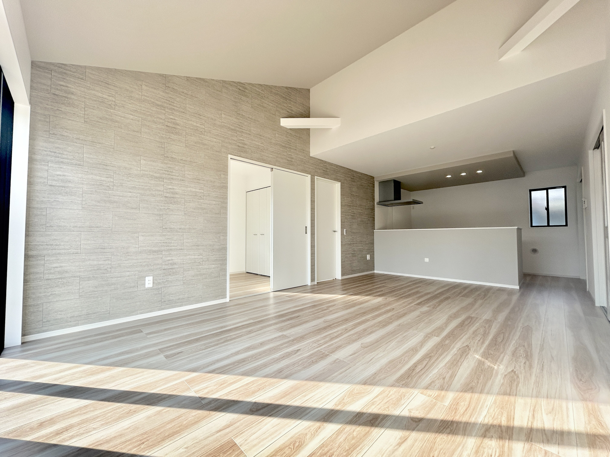 伊勢崎市境1期　新築住宅全1棟の居間・リビング|大きく開いた窓からは、明るい陽射しが射し込みます。
爽やかな風が吹き抜ける心地良いリビングには、自然と家族が集まります。
