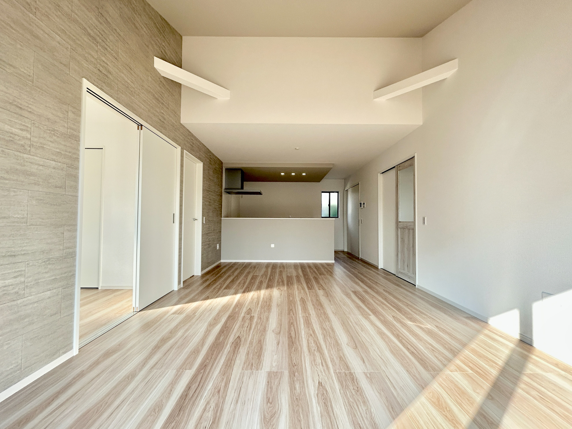 伊勢崎市境1期　新築住宅全1棟の居間・リビング|室内にいても、たっぷりの陽光と爽やかな風を感じて頂ける、開放感あふれるリビングです。
ご家族と穏やかに過ごす、心地の良い時間が流れます。