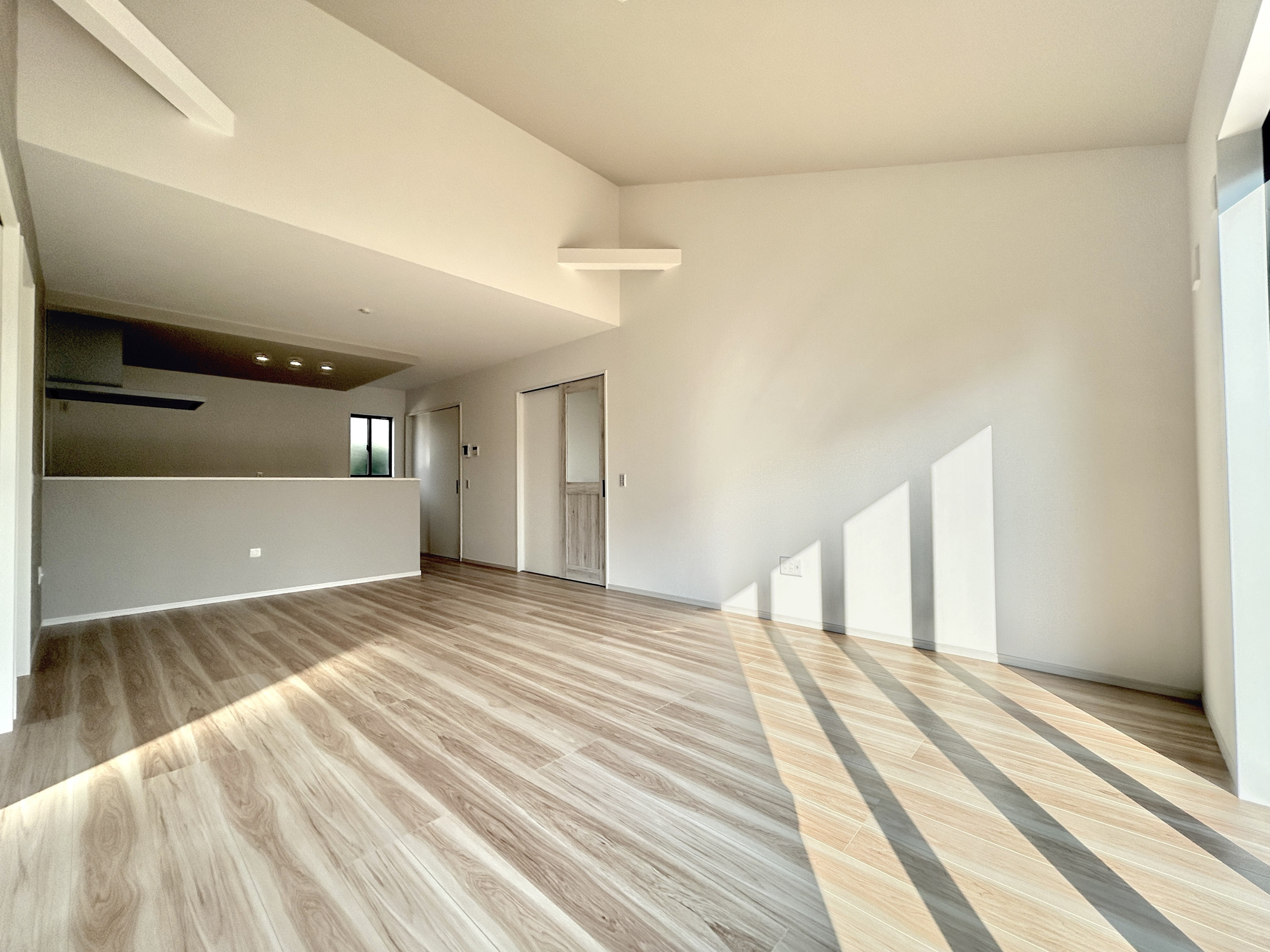 伊勢崎市境1期　新築住宅全1棟の居間・リビング|オープンな空間を生み出す、こだわりの広がりとゆとり。家族と過ごす時間を大切にしたい方にぴったりの明るくゆとりある住空間です。窓からの日差しがリビングの隅々までしっかりと届きます！ 