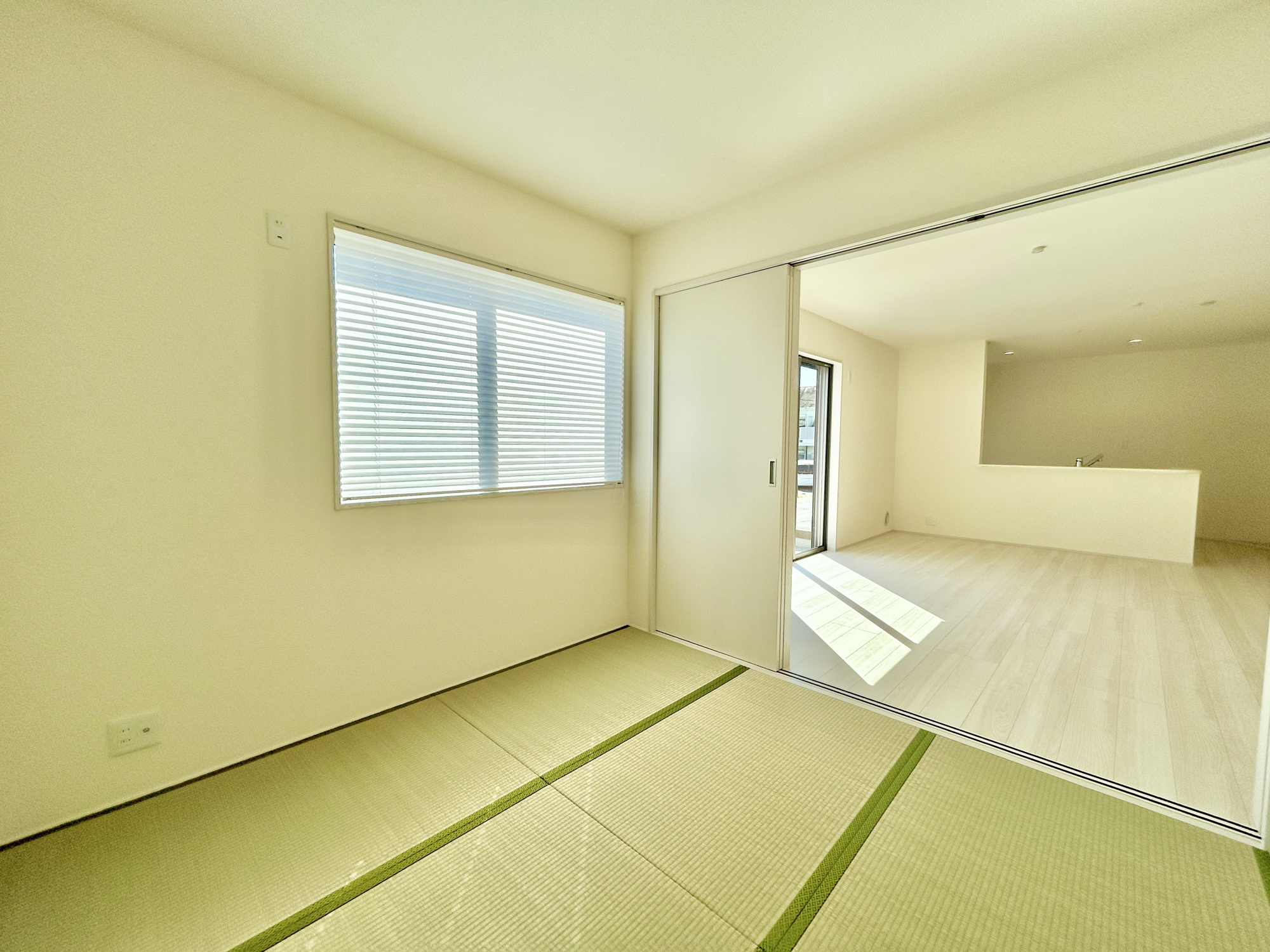 第1伊勢崎市豊城町　新築住宅全1棟の和室|LDKと隣接した和室。
リビングから目が届く場所なので、お子様の遊び部屋・お昼寝スペースとして使うのもオススメです♪