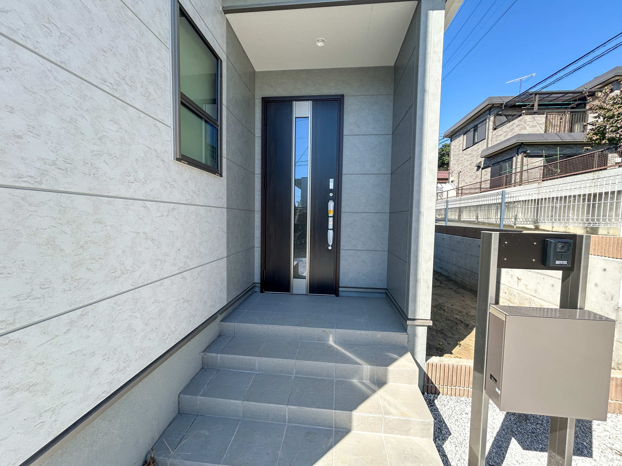 第1伊勢崎市豊城町　新築住宅全1棟の玄関|明るく優しいイメージの玄関アプローチ。玄関上は屋根があるので雨の心配いらず♪