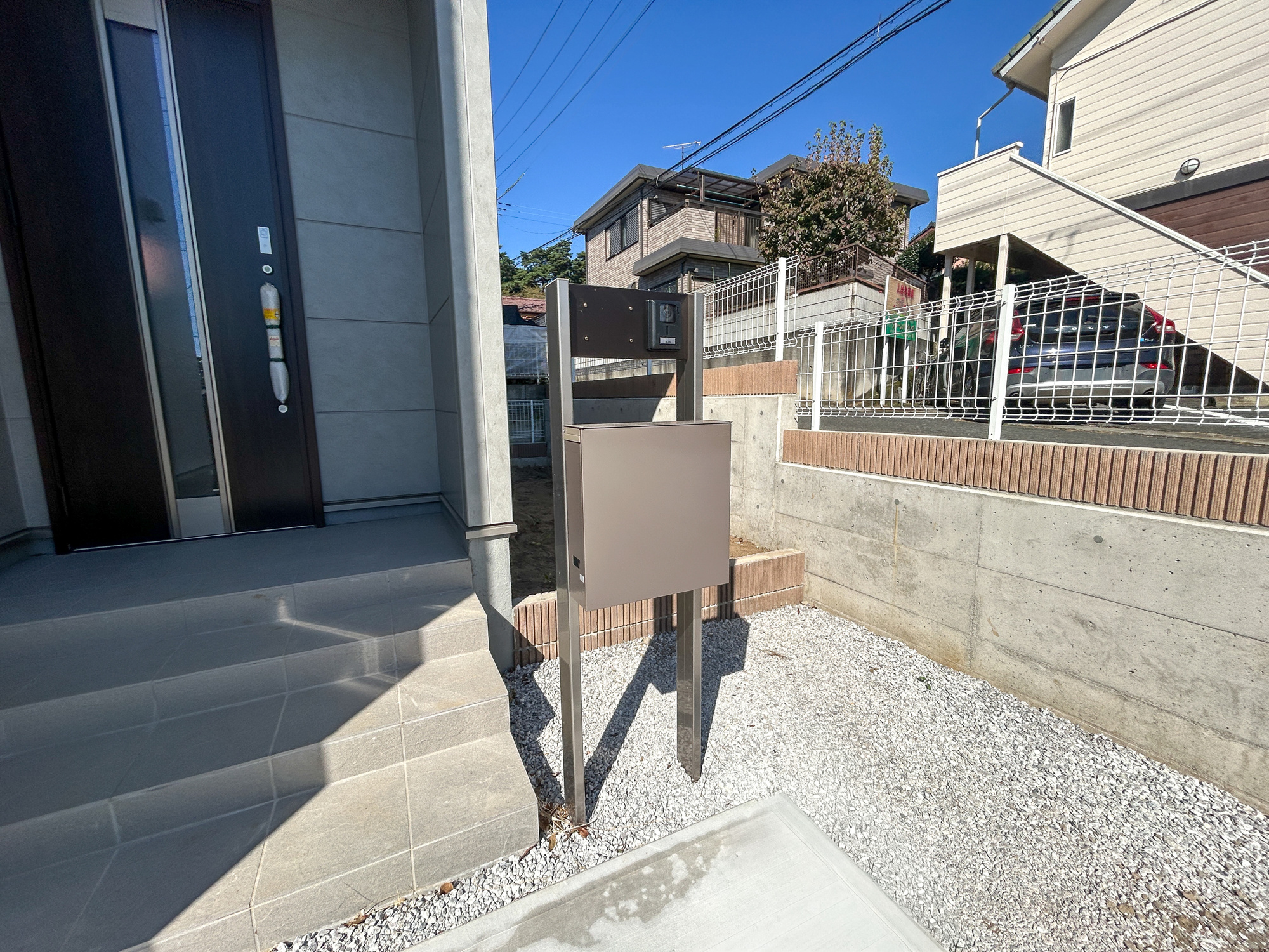 第1伊勢崎市豊城町　新築住宅全1棟の設備|おしゃれな機能ポールにはポスト、インターフォン、表札設置可能です♪