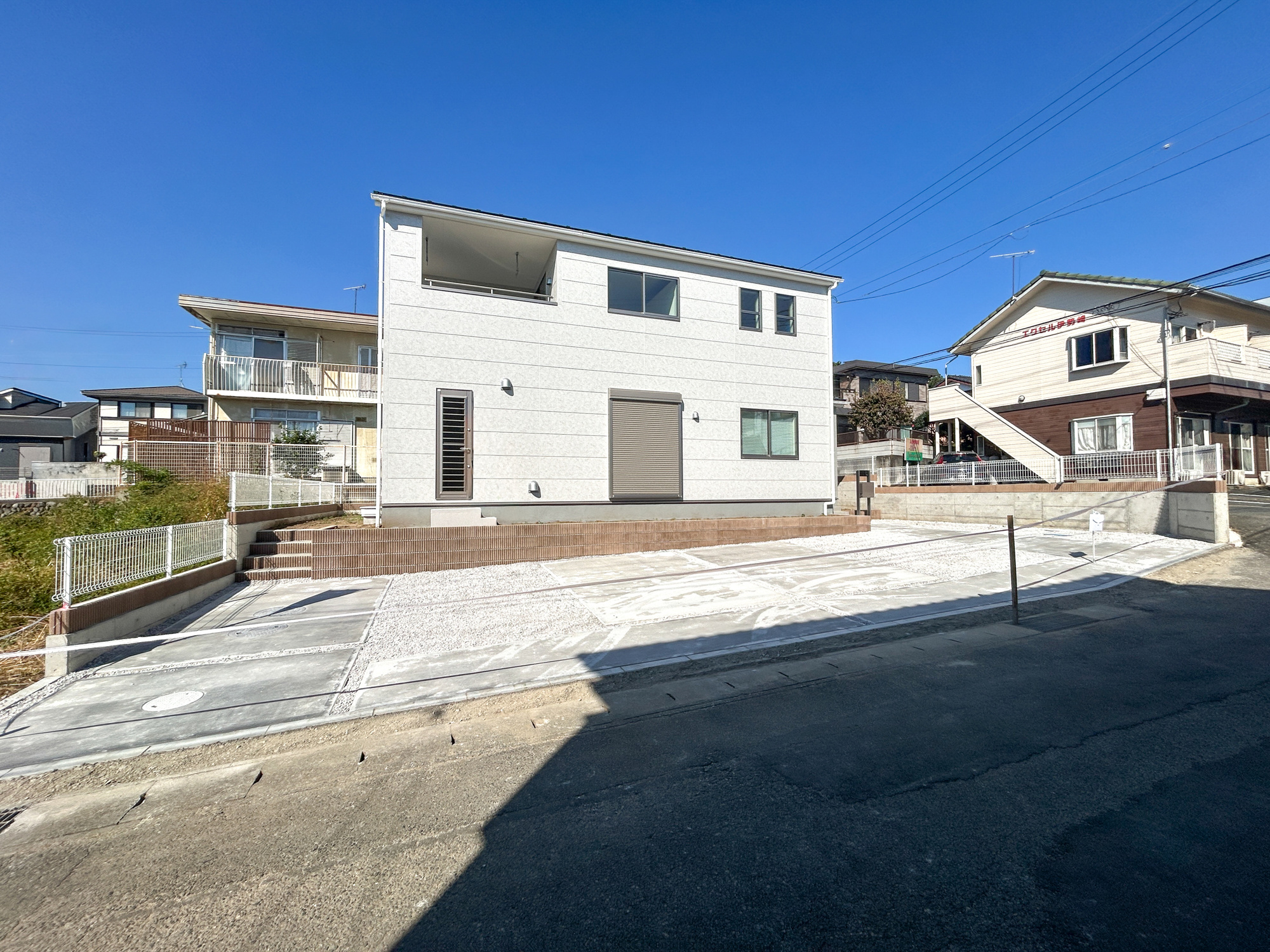 第1伊勢崎市豊城町　新築住宅全1棟の駐車場|充分な駐車スペースはアレンジが出来る程のスペースがあります。お庭として利用も良しです♪