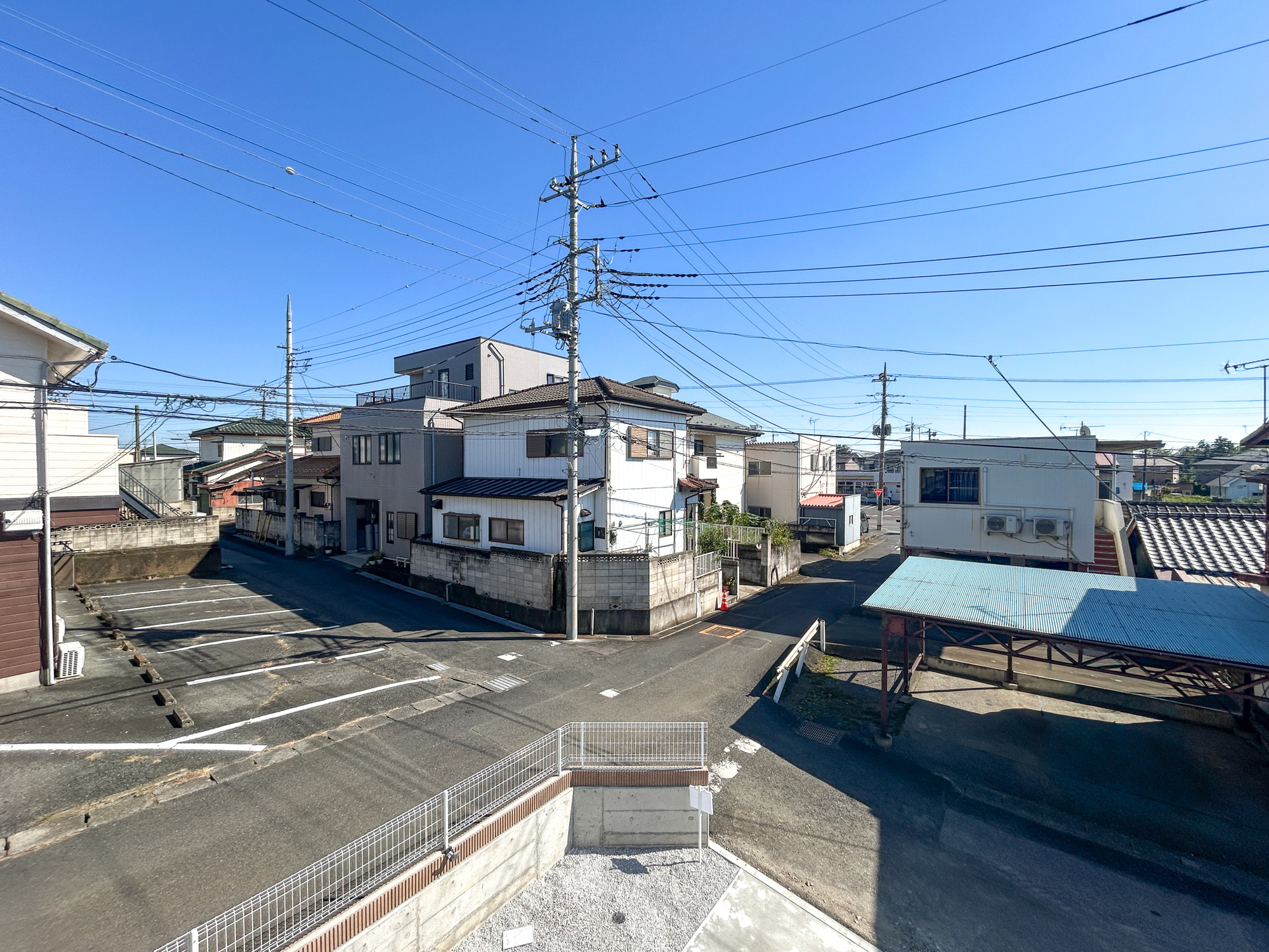 第1伊勢崎市豊城町　新築住宅全1棟の展望|閑静な住宅地で子育て家族にピッタリ。毎日のお散歩も快適な緑に恵まれたエリアで、自然に包まれた穏やかな暮らしを実現するための、ゆとりある住環境が整っています。緑の潤いを感じながらホッと生活できそう。