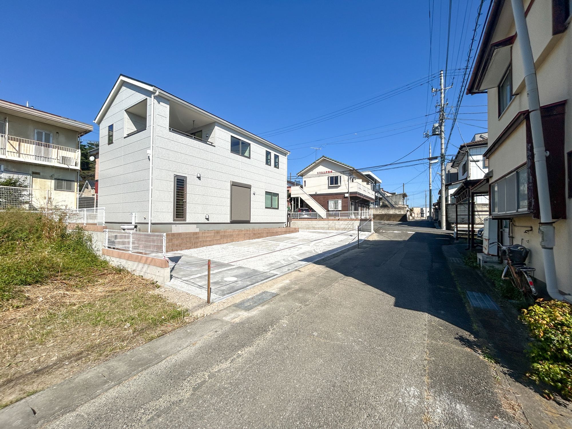 第1伊勢崎市豊城町　新築住宅全1棟の前面道路含む現地写真|閑静な住宅地で子育て家族にピッタリ。毎日のお散歩も快適な緑に恵まれたエリアで、自然に包まれた穏やかな暮らしを実現するための、ゆとりある住環境が整っています。

