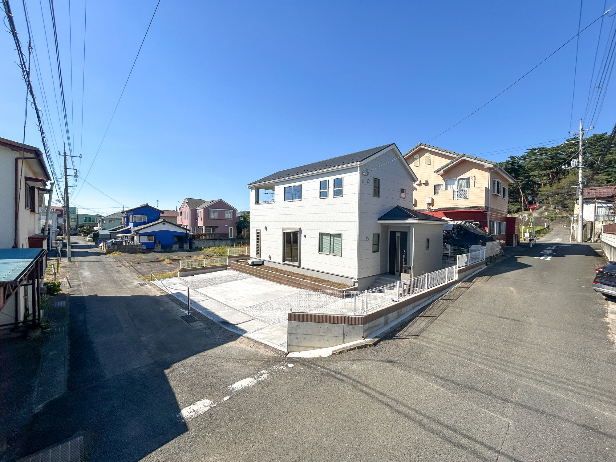 第1伊勢崎市豊城町　新築住宅全1棟の前面道路含む現地写真|低層の一戸建てを中心とした街並みが整然と続き、周辺は高い建物が建っていないので、採光や開放性に恵まれ、空が広く緑の多い閑静な趣を感じる環境です。

