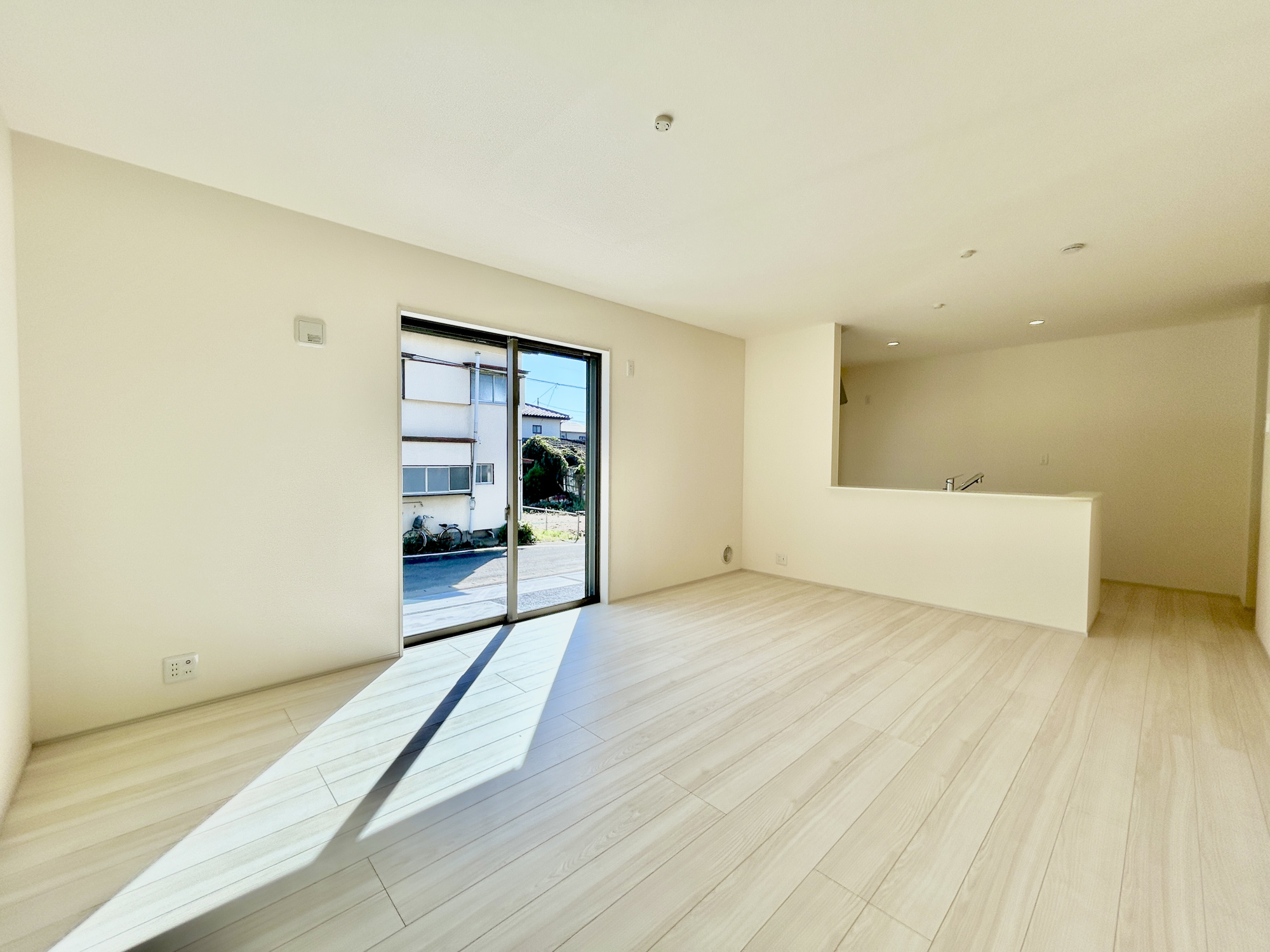 第1伊勢崎市豊城町　新築住宅全1棟の居間・リビング|大きく開いた窓からは、明るい陽射しが射し込みます。
爽やかな風が吹き抜ける心地良いリビングには、自然と家族が集まります。